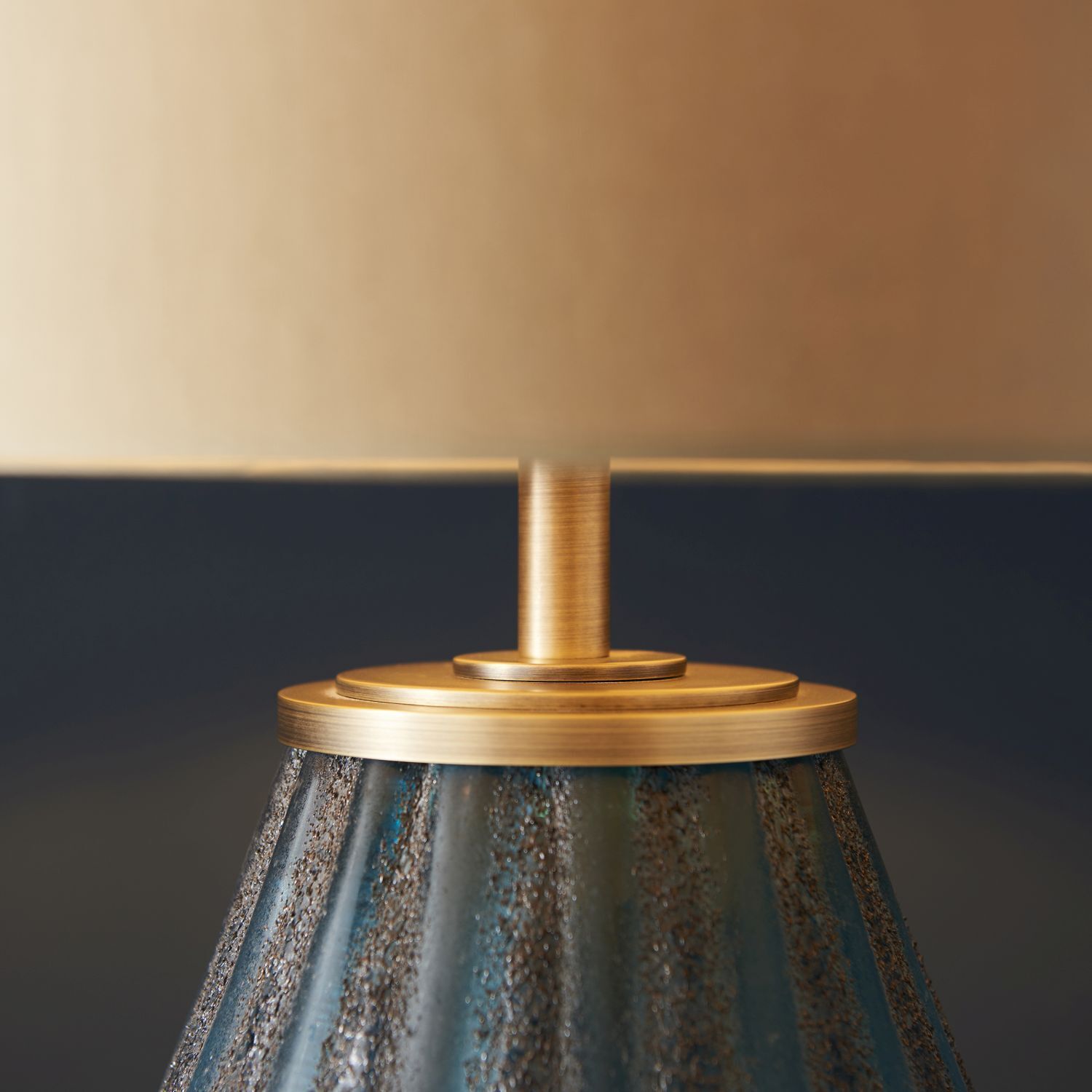 Lampe de table verre métal tissu 53 cm de haut en turquoise or Moderne