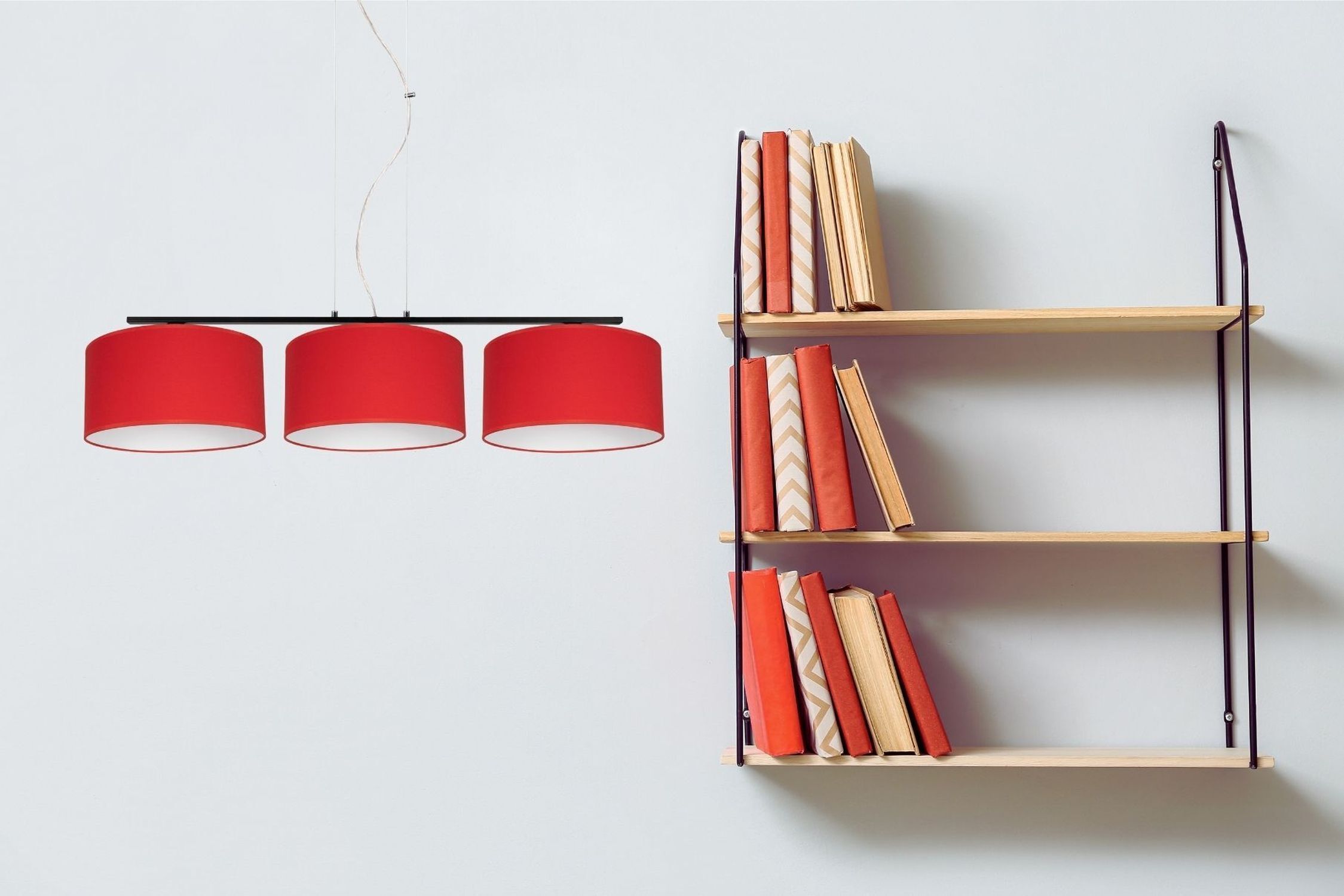 pendant lamp, rote Leuchte, drei Lampen, hängendes Licht, Bücherregal