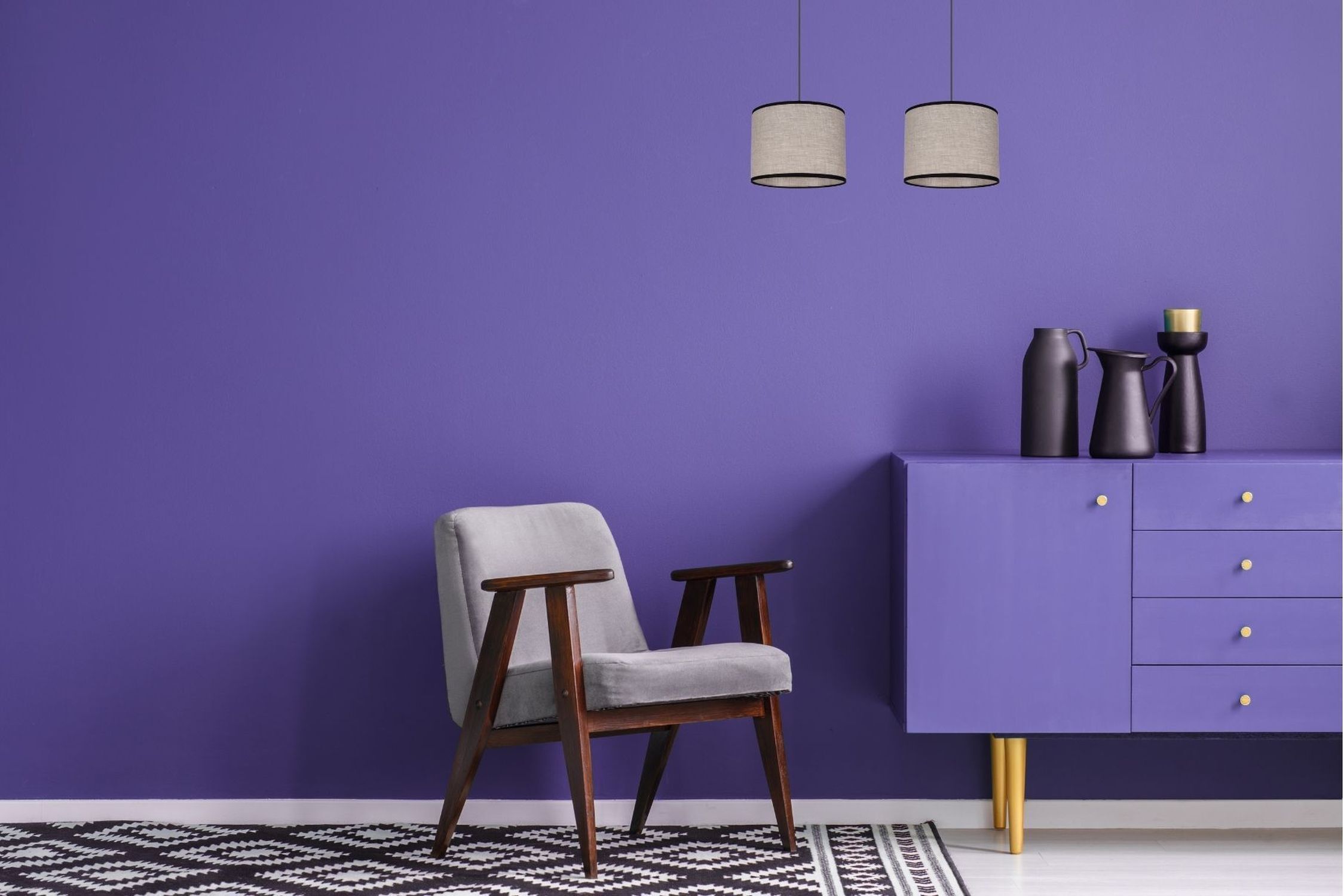 kleiner sofastuhl, holzarmlehnen, graues polster, purple wand, sideboard purple