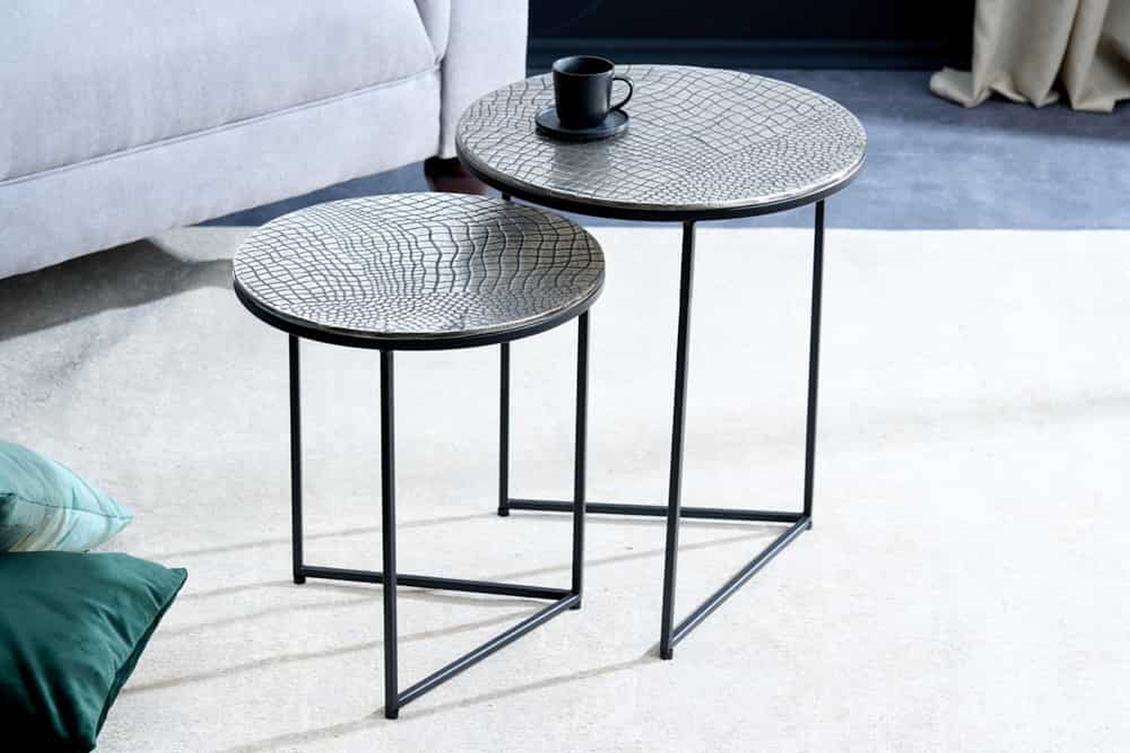 Set de 2 tables d'appoint en métal argenté antique martelé Moebel, Tabelle, Kaffeetisch, Tischplatte, Tasse