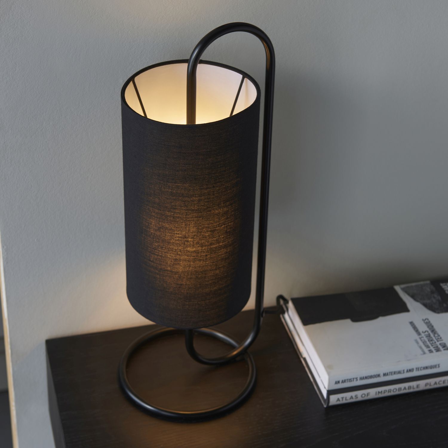 Lampe de table noire 50 cm de haut Tissu Métal Moderne E27