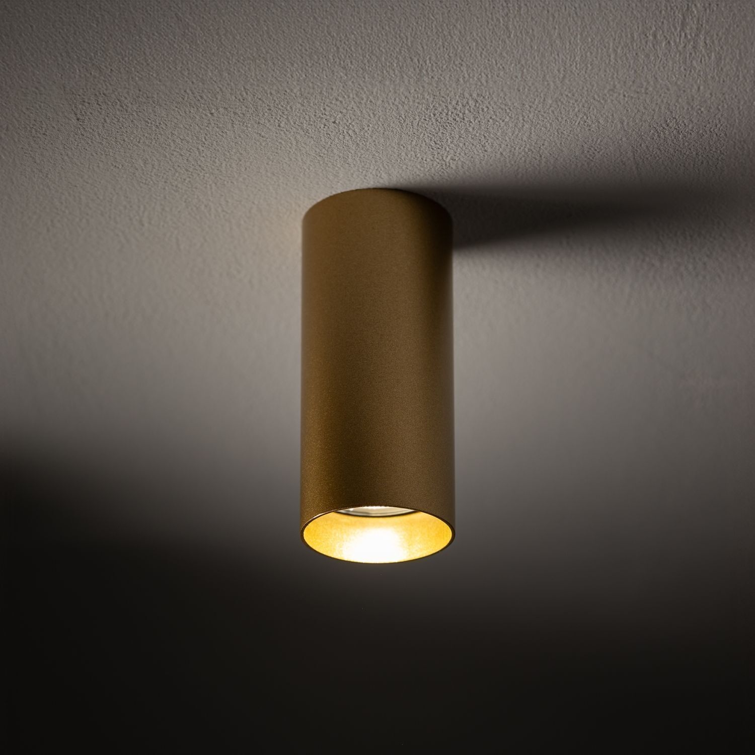 hängende lampe, deckenleuchte, goldene pendelleuchte, metallzylinder, warmweißes licht