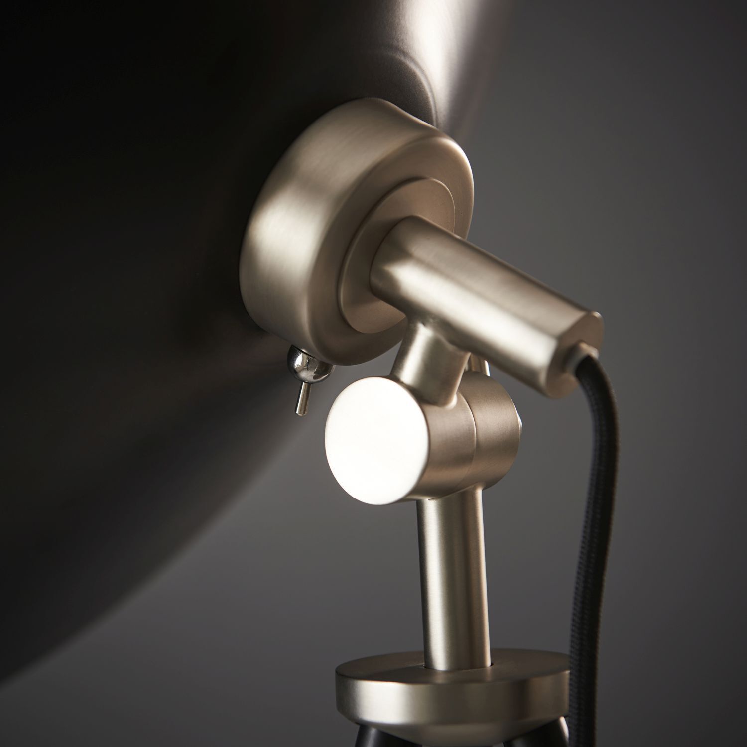 Lampadaire métal 146 cm trépied abat-jour réglable E27