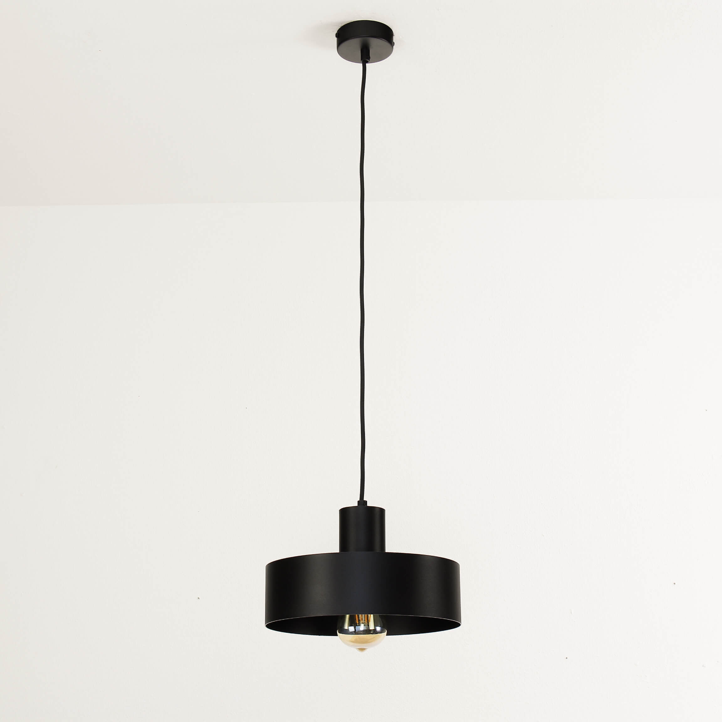 Suspension élégante noir forme d'abat-jour rétro