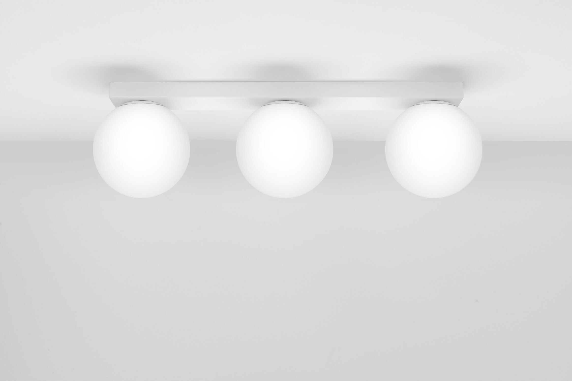 Plafonnier blanc 50 cm de long verre métal 3 flammes G9