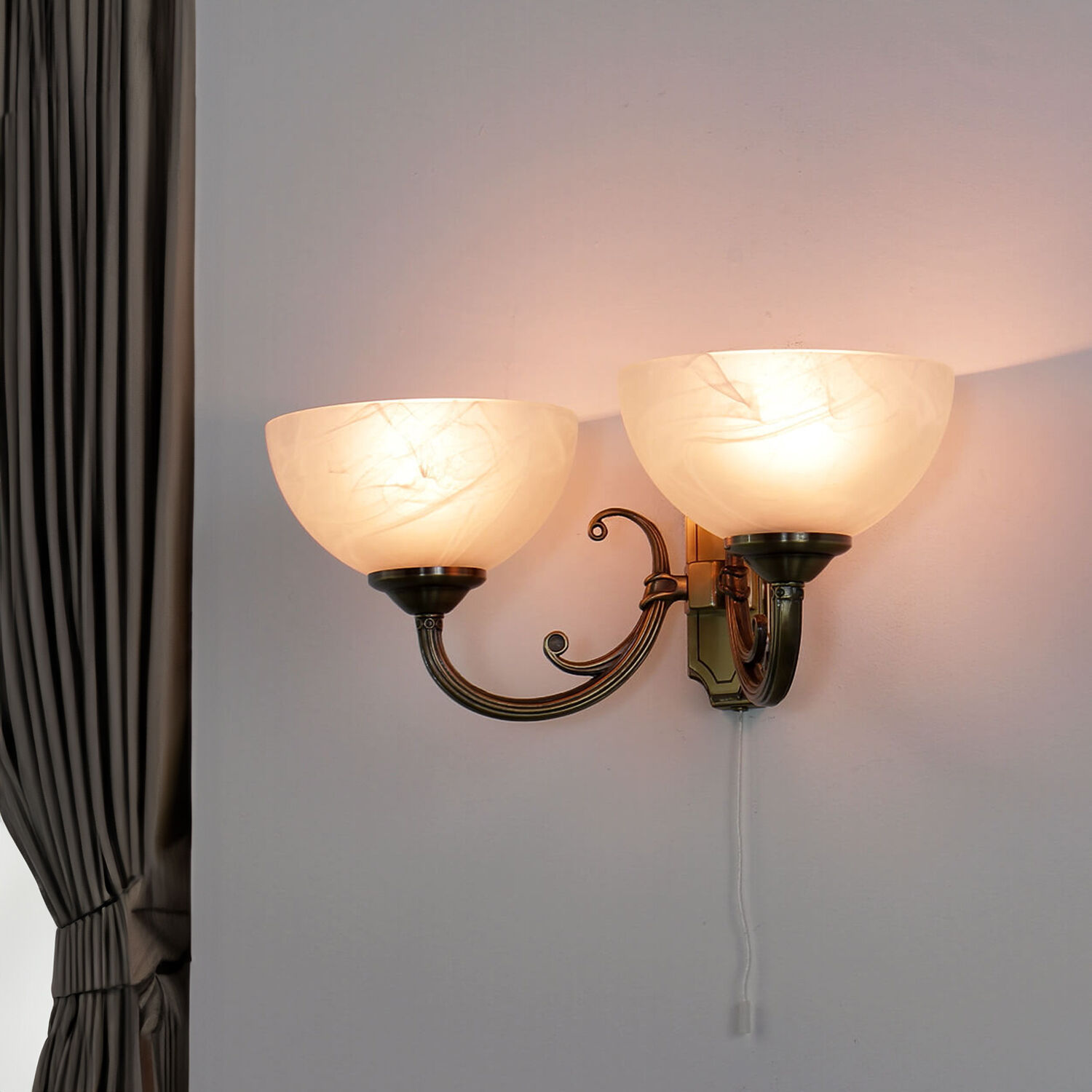 Wandleuchte, Wandlampe, Messing, Glasmantel, doppelarmig