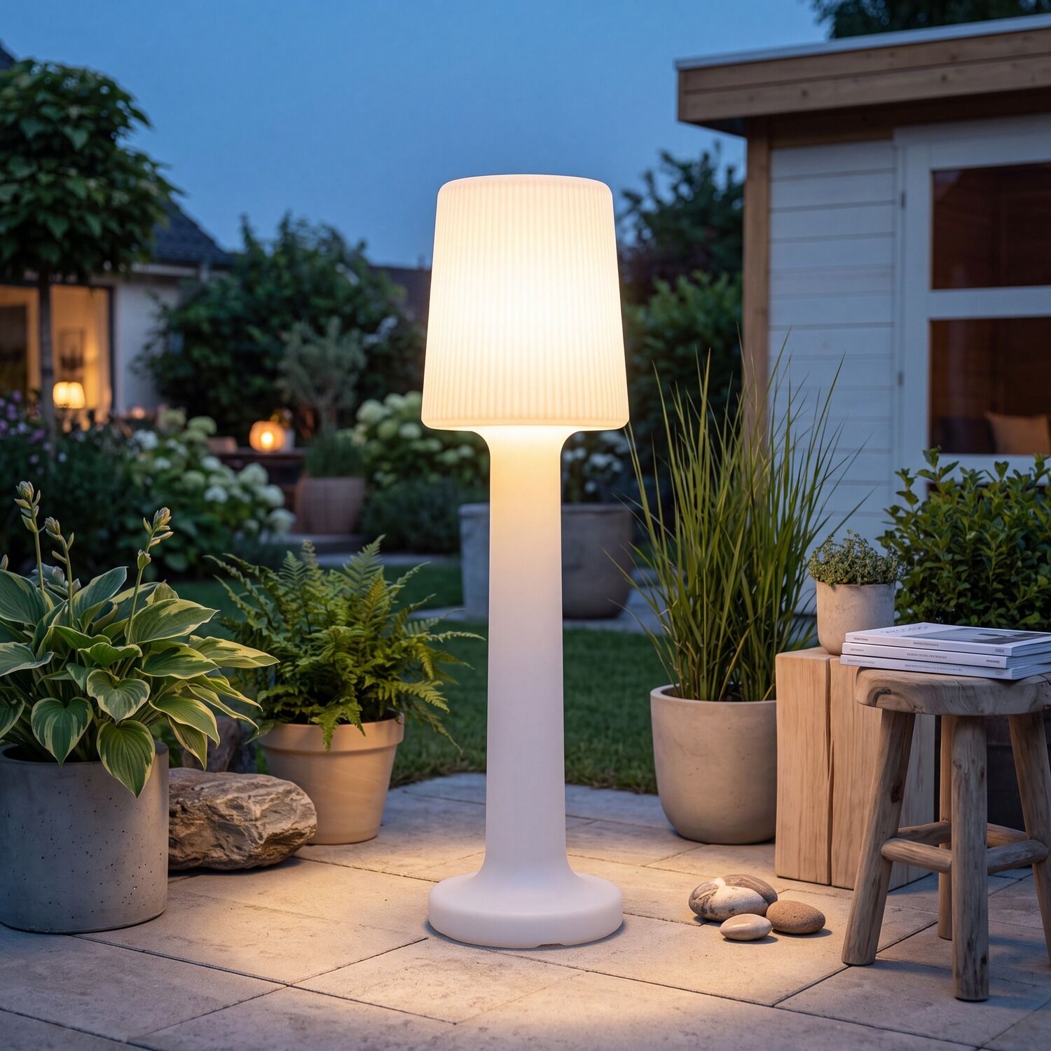 126616-led-stehleuchte-garten-ip65-165-cm-hoch-weiss-2700-k-warmweiss-2200-lm-kabel-stecker-wegeleuchte-stehleuchte-aussen-aussenleuchte-terrasse-1 Stehlampe, Außenlampe, mattweiß, indoor-outdoor, designer-terrassenleuchte