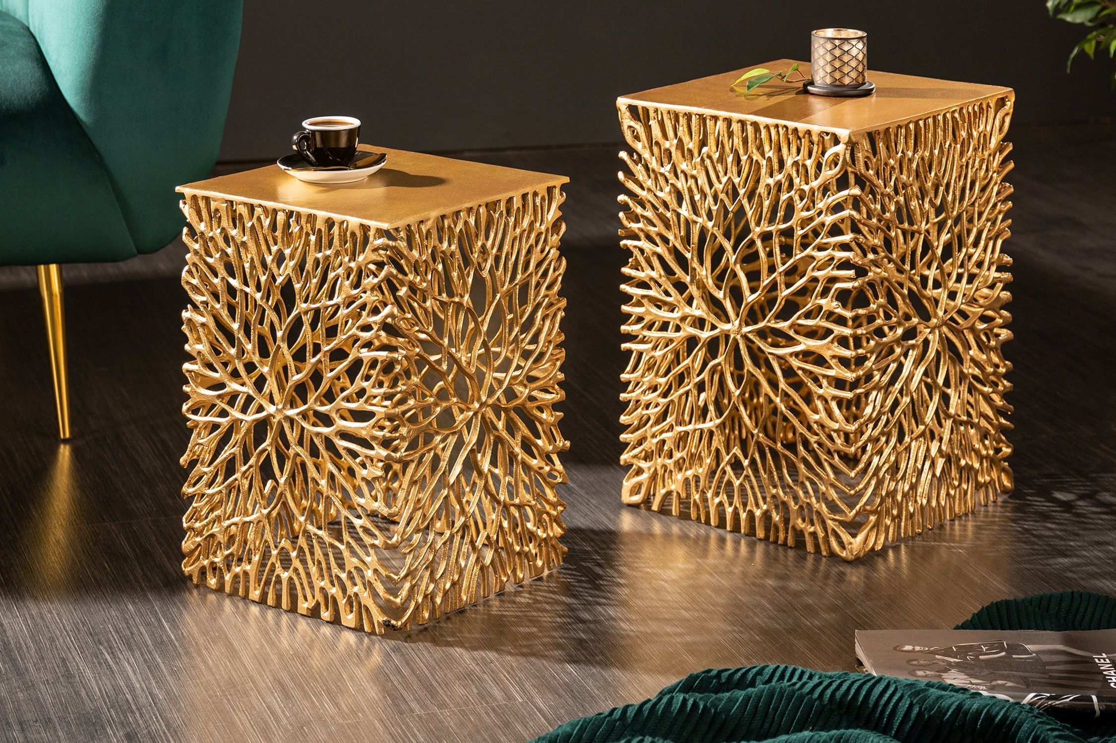 Set de 2 tables d'appoint en métal doré fait main Set de 2 tables d'appoint en métal doré fait main
