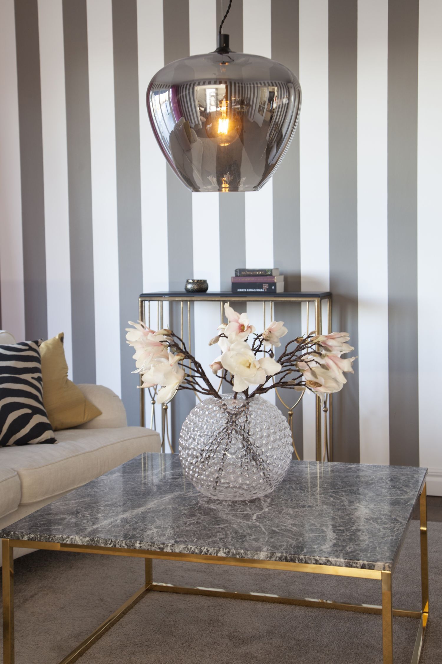 Wandgestaltung, Wohnzimmer, Blumen, Vase, Lampe