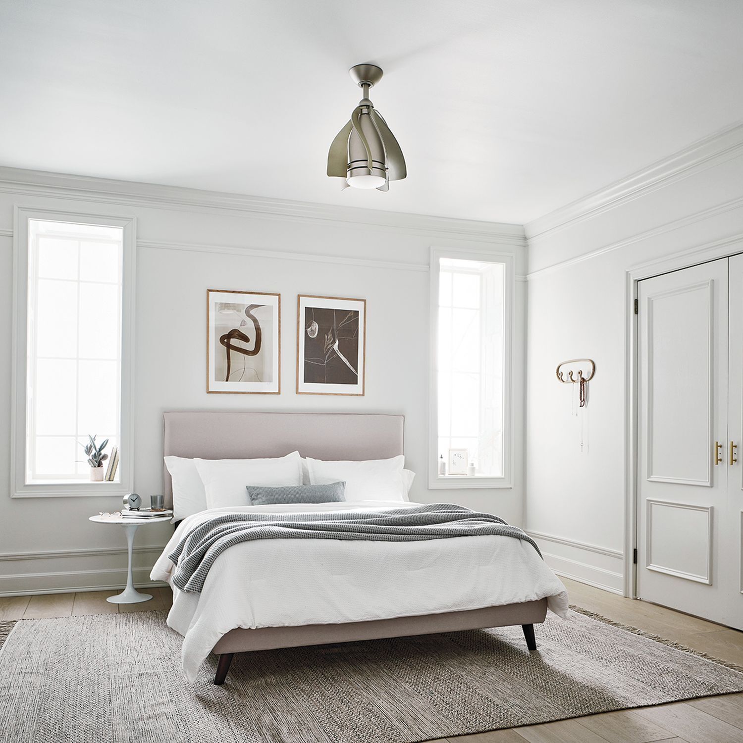 deckenventilator-mit-beleuchtung-deckenlampe-erin-1-flammig-champagner-industrie-12-4 bett, schlafzimmer, neutrale_töne, kissen, teppich