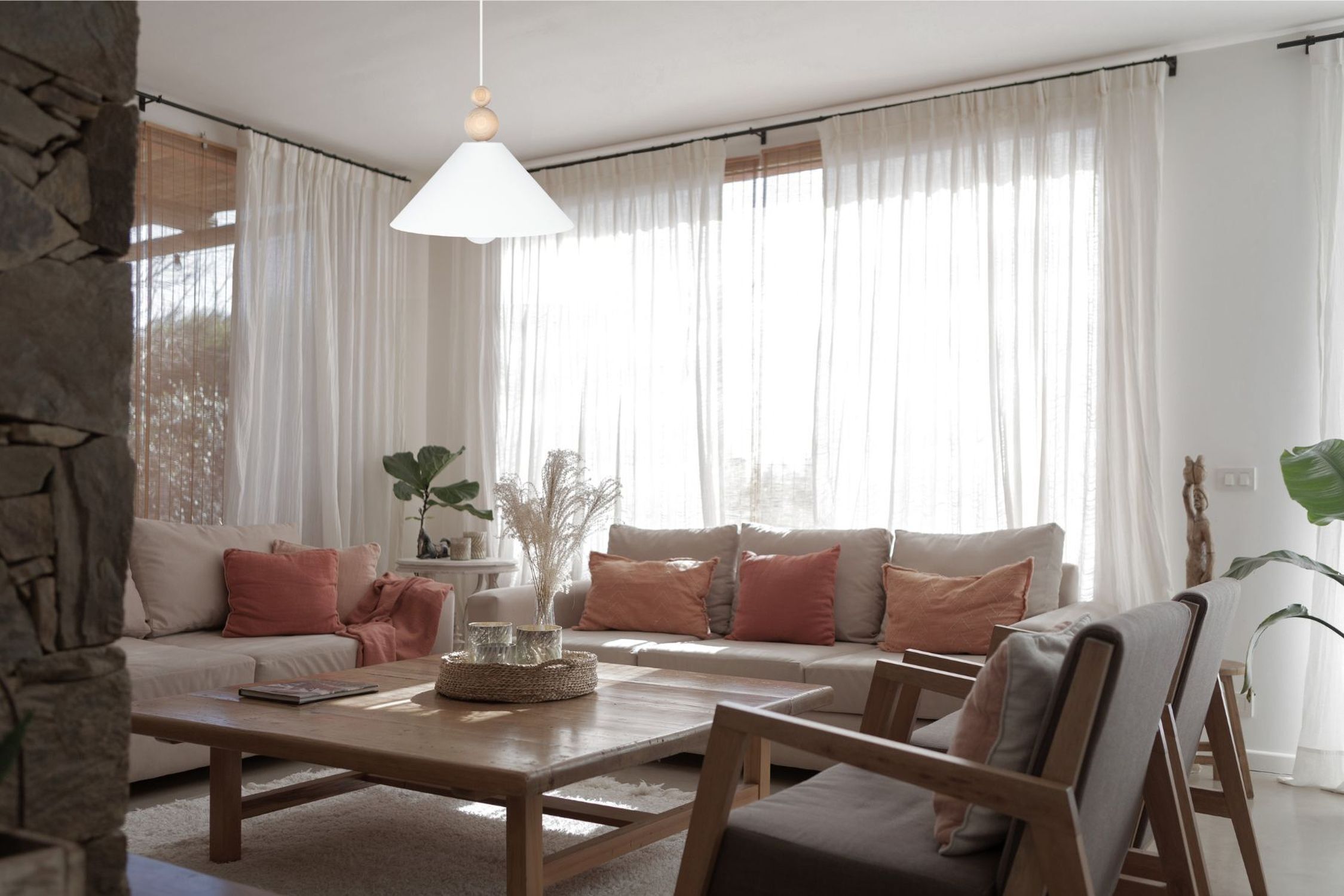 Weiße Hängeleuchte Holz Metall Ø26 cm rund E27 wohnlich Sofa, Wohnzimmer, Couch, Kissen, Couchtisch