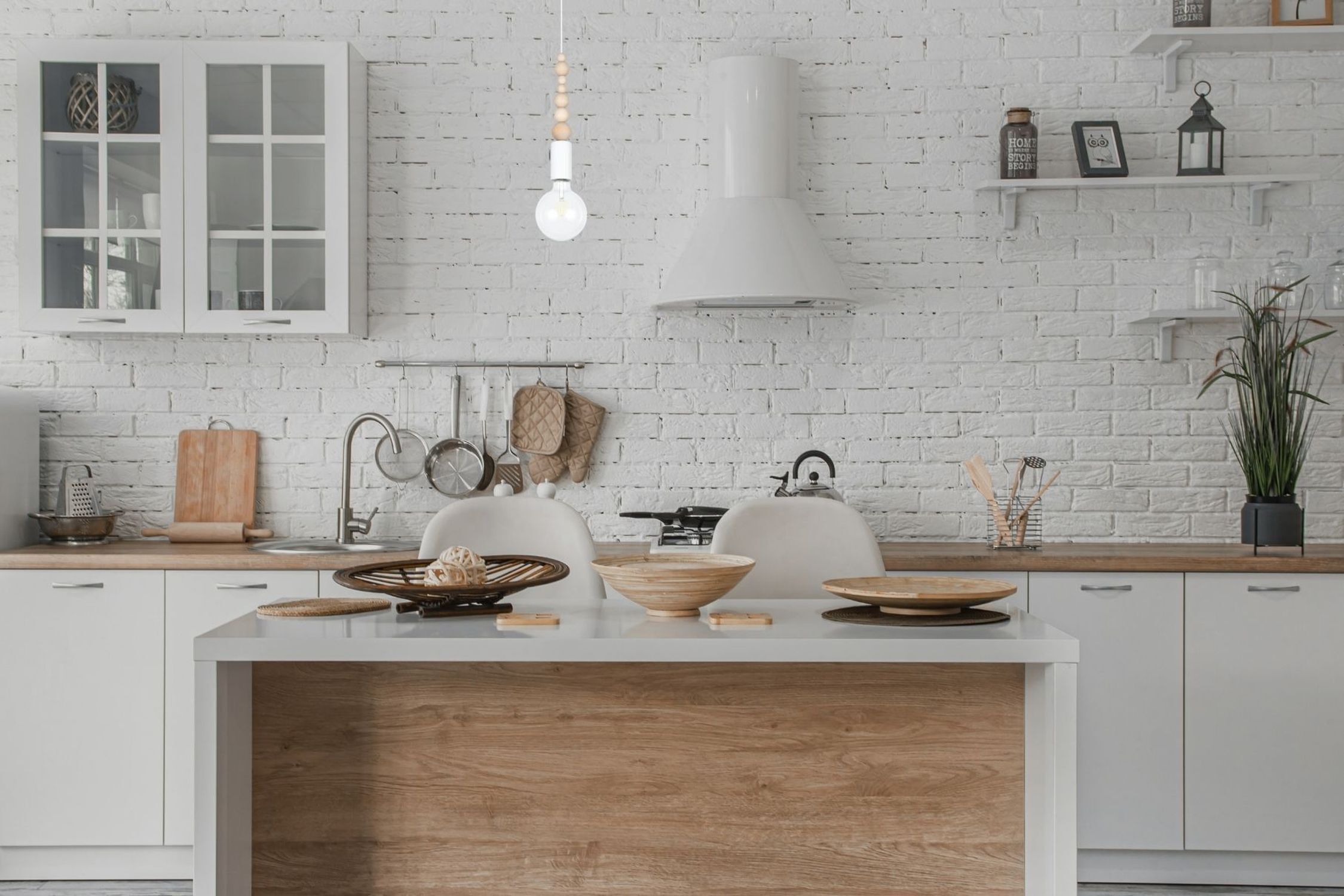 kitchen, Küche, weiße Backsteinwand, Holzschalen, Küchenutensilien