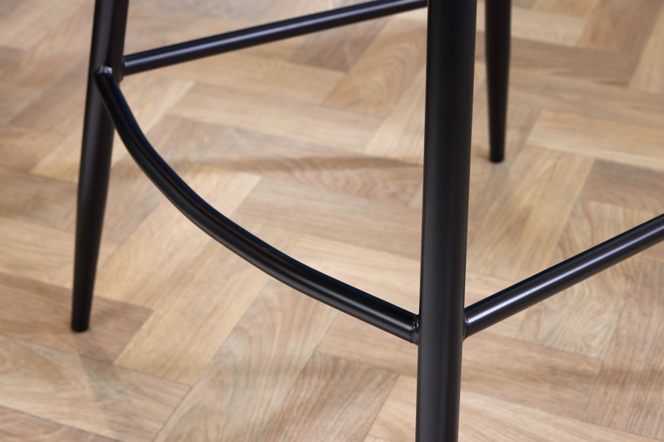 Chaise de comptoir avec dossier en crème beige noir velours métal Fußboden, Bodenbeläge, Hartholz, Holz, Innenarchitektur