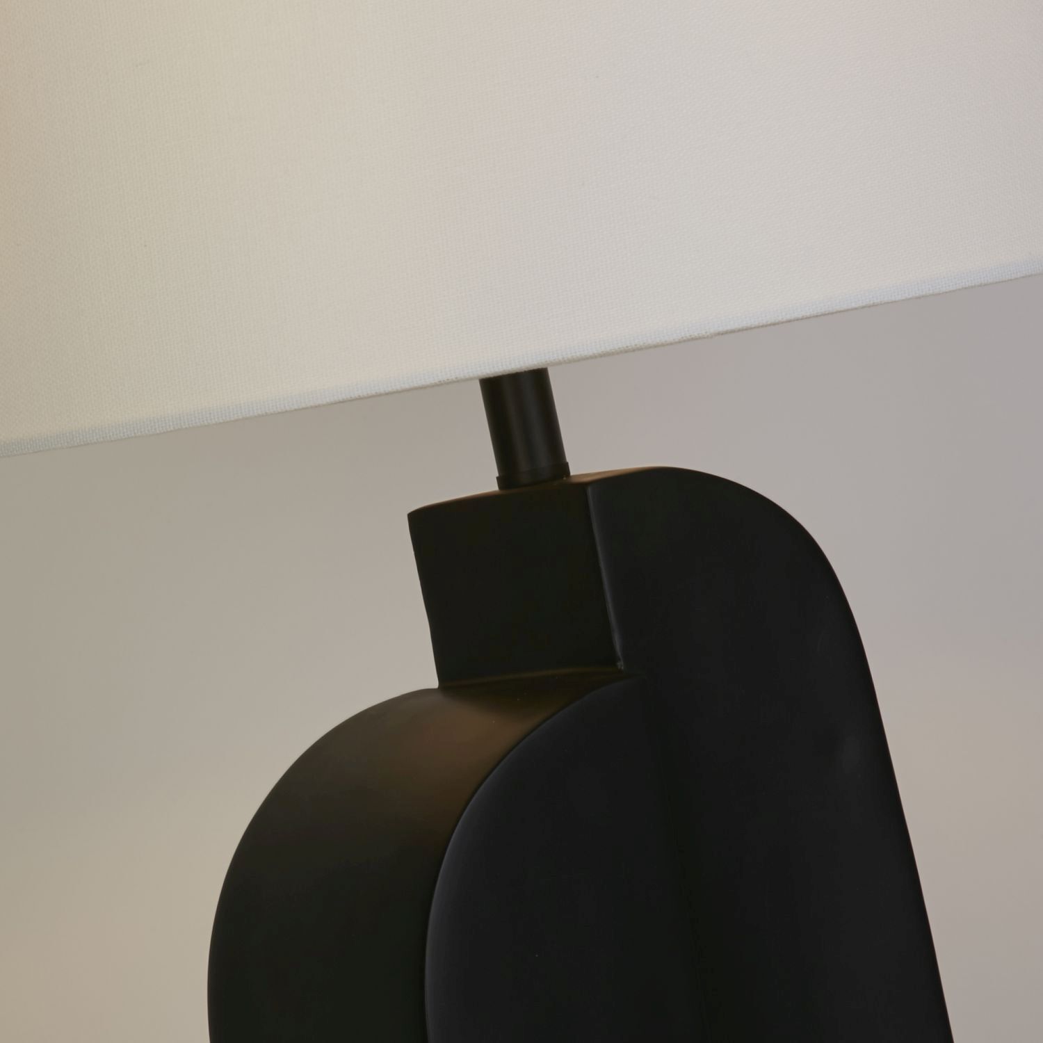 Lampe de table noire métal tissu blanc 65 cm E27