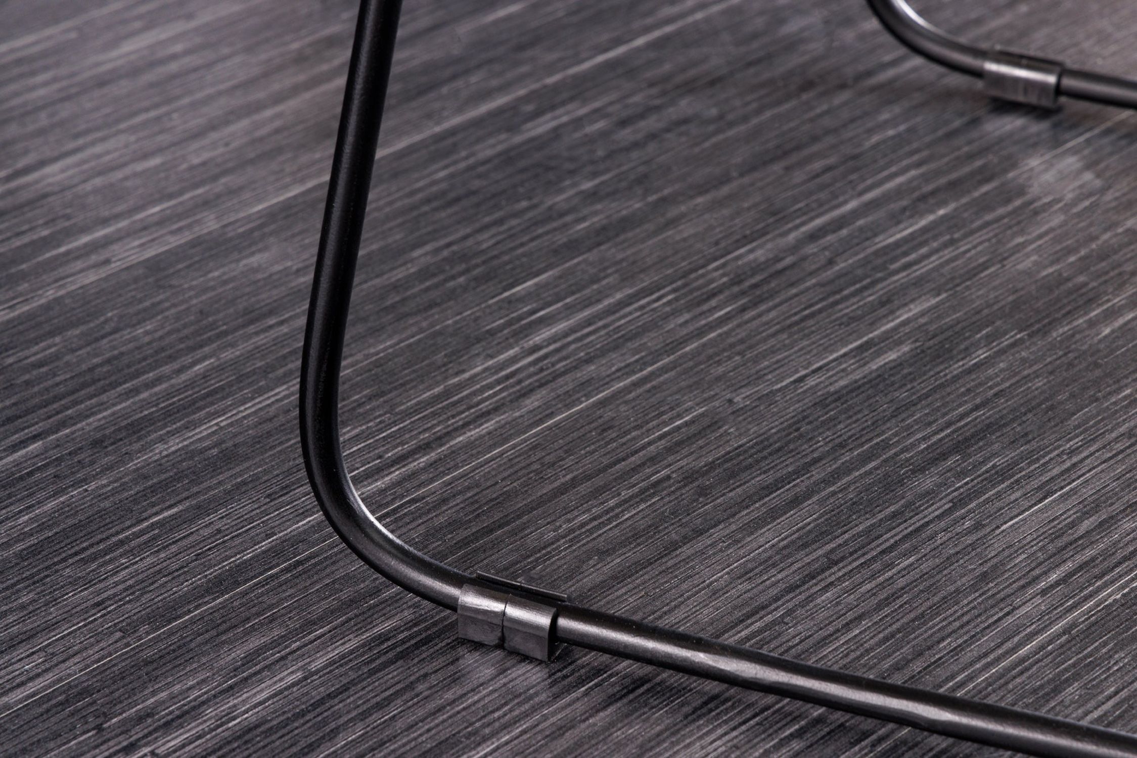 Tresenstuhl Holz Metall mit Fußablage ohne Lehne Drinnen, Innenarchitektur, Fußboden, Bodenbeläge