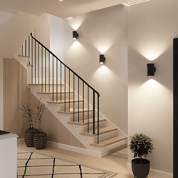 Treppenstufen, Innenraum, Wandleuchten, Holzstufen, Topfpflanze