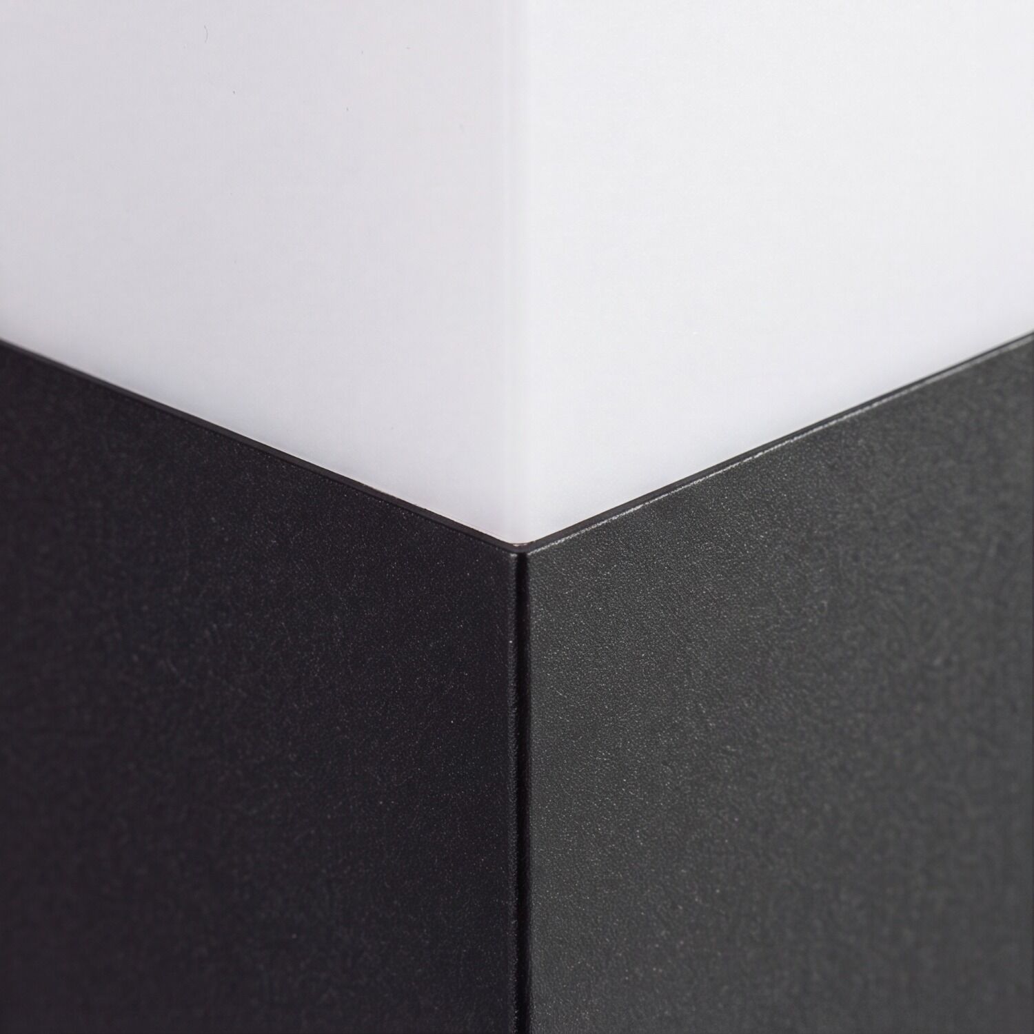 Metallene Ecke, schwarze Oberfläche, Kantennaht, Eckendetail, Kantenrand