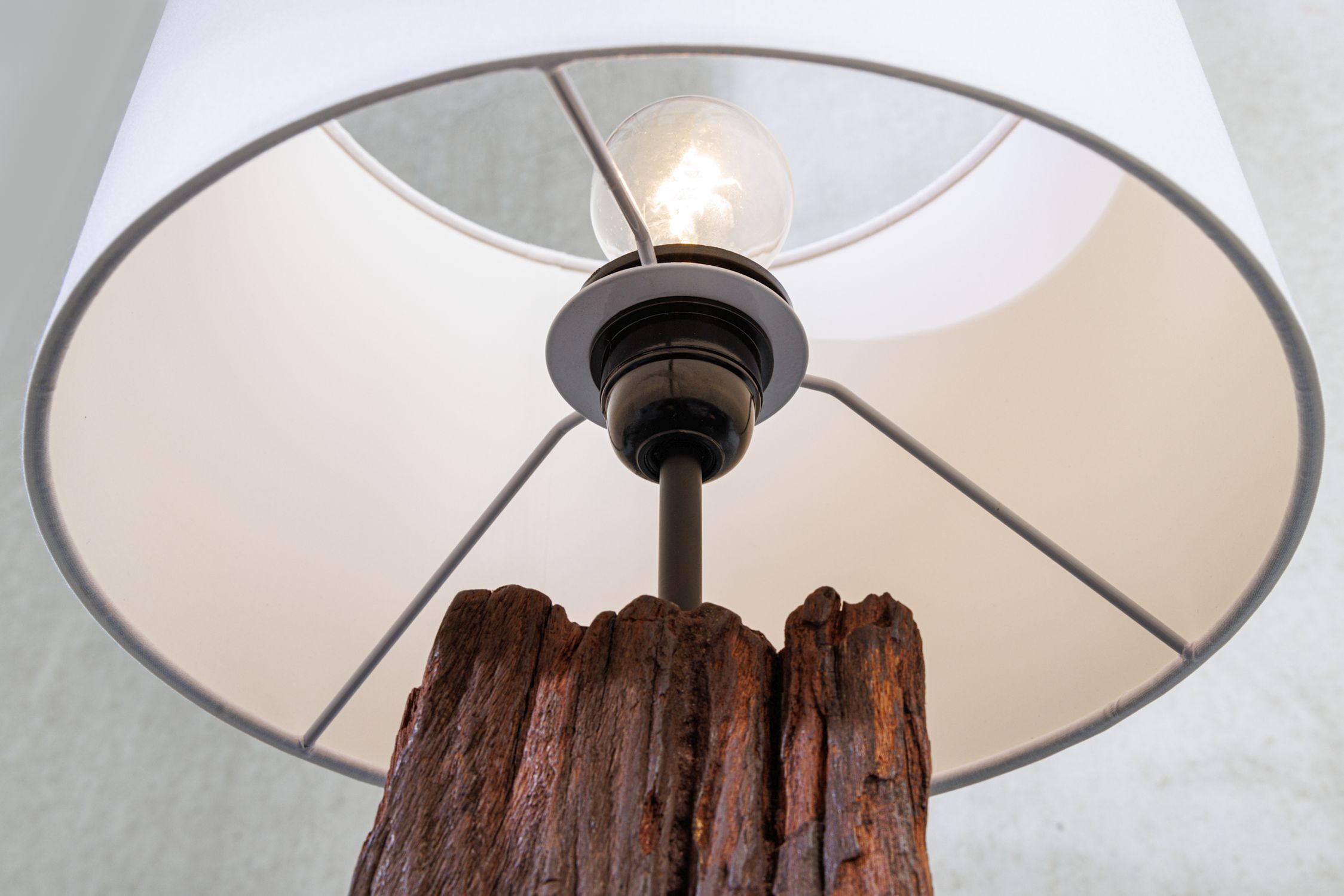 Lampe, Lampenschirm, Glühbirne, Holzbasis, Standlampe
