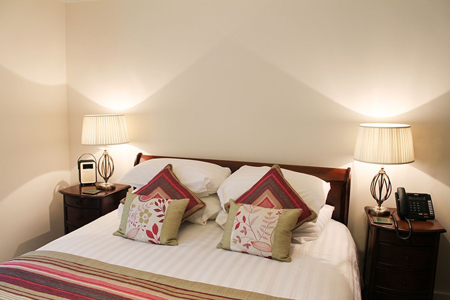 tischleuchte-tischlampe-candela-1-flammig-messing-antik-creme-klassisch-24-3 Bett, Schlafzimmer, Lampenschirme, Kissen, Bettdecke