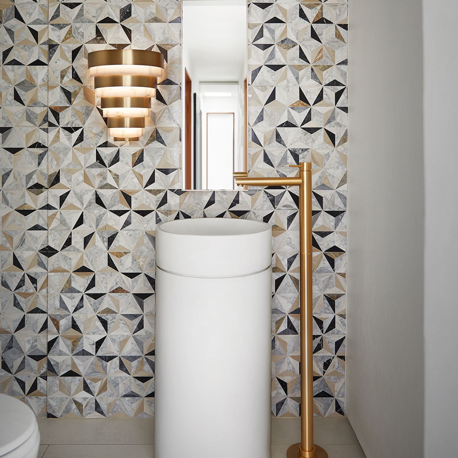 Badezimmer, Waschbecken, Pedestal, goldene Armatur, Geometrische Fliesen