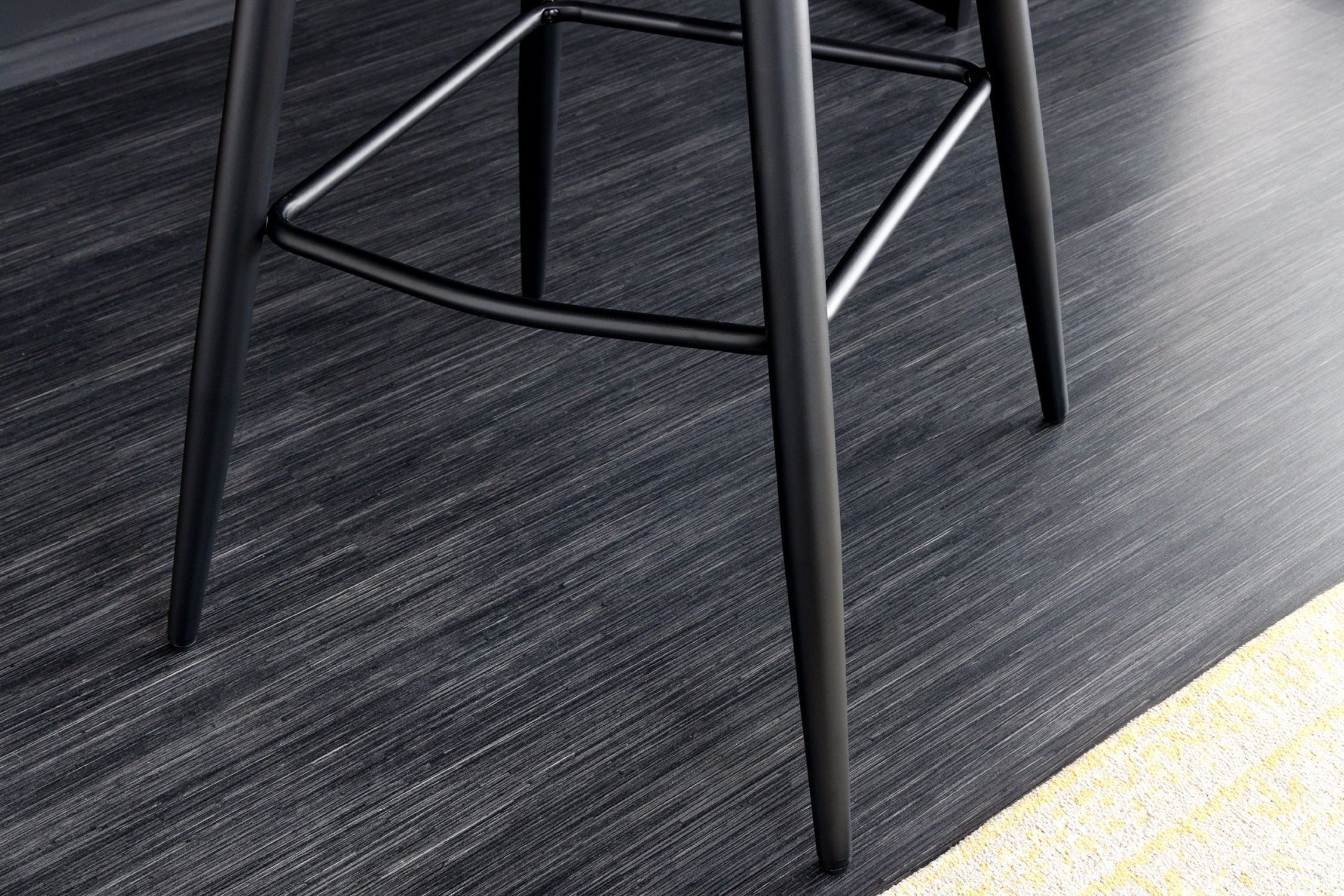 Tabouret de bar avec dossier Rétro en velours noir pétrole métal Fußboden, Bodenbeläge, Innenarchitektur, Holz, Mobiliar