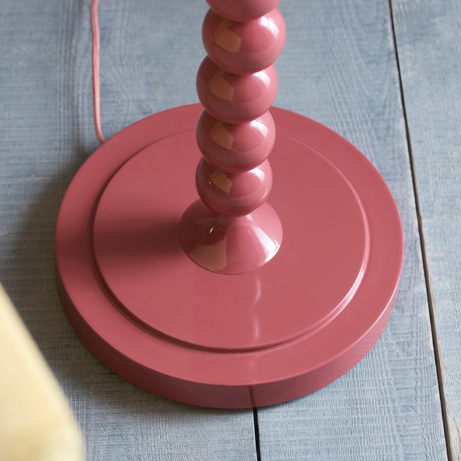 Lampadaire petit E27 154 cm rose corail à motifs tissu métal
