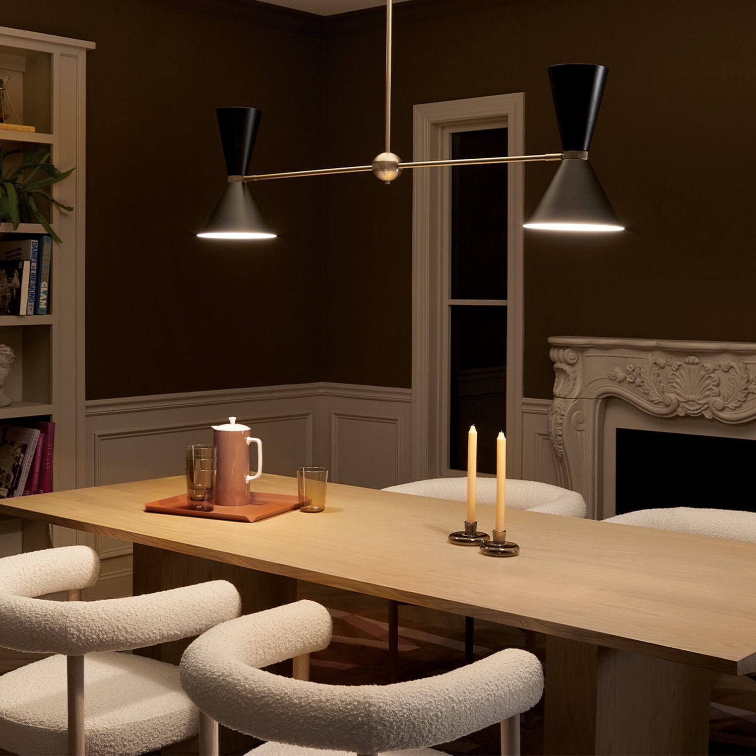 Lampe, Tabelle, Stuhl, Tasse, Kerze