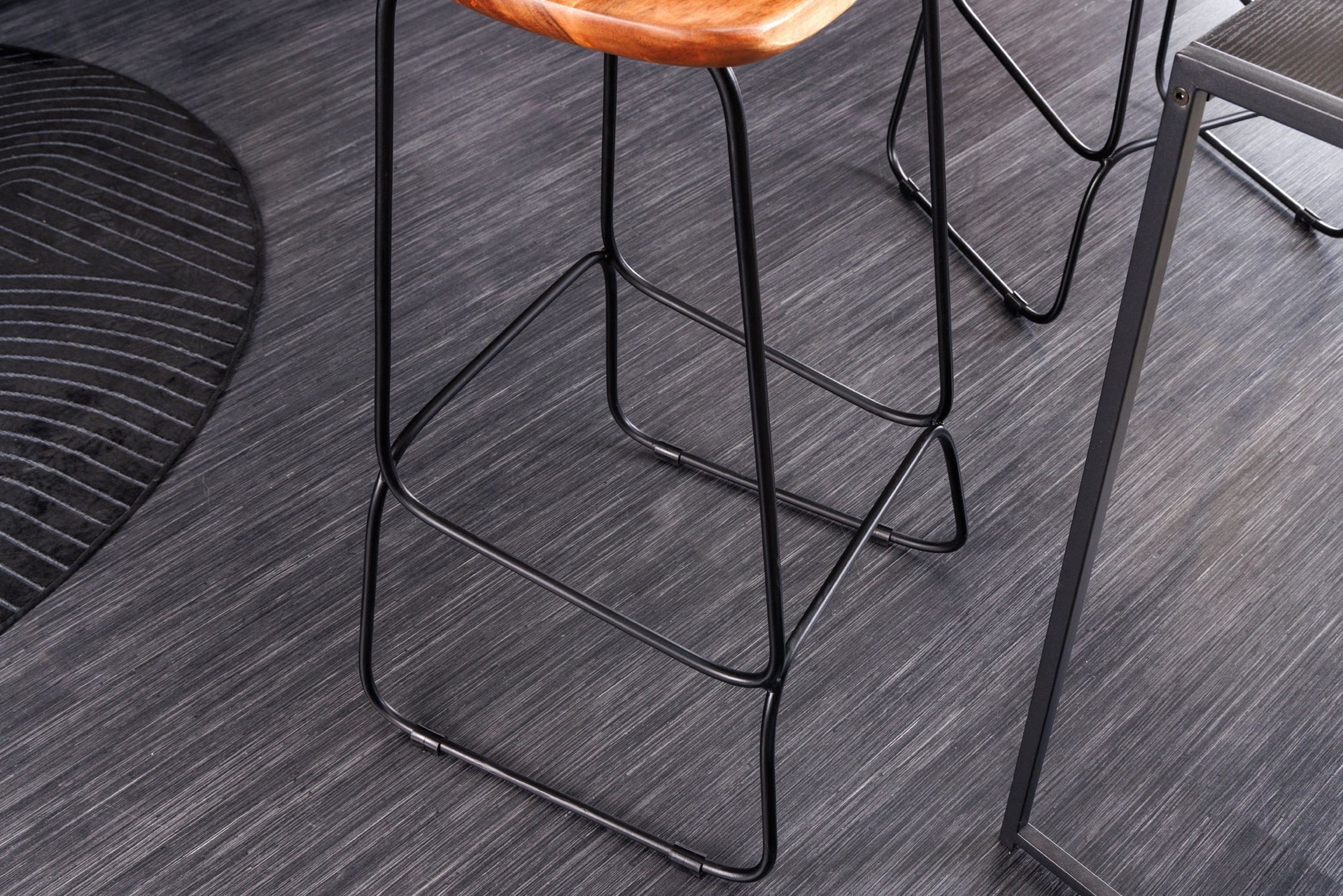 Chaise de comptoir bois métal avec repose-pieds sans dossier Fußboden, Mobiliar, Drinnen, Innenarchitektur, Bodenbeläge