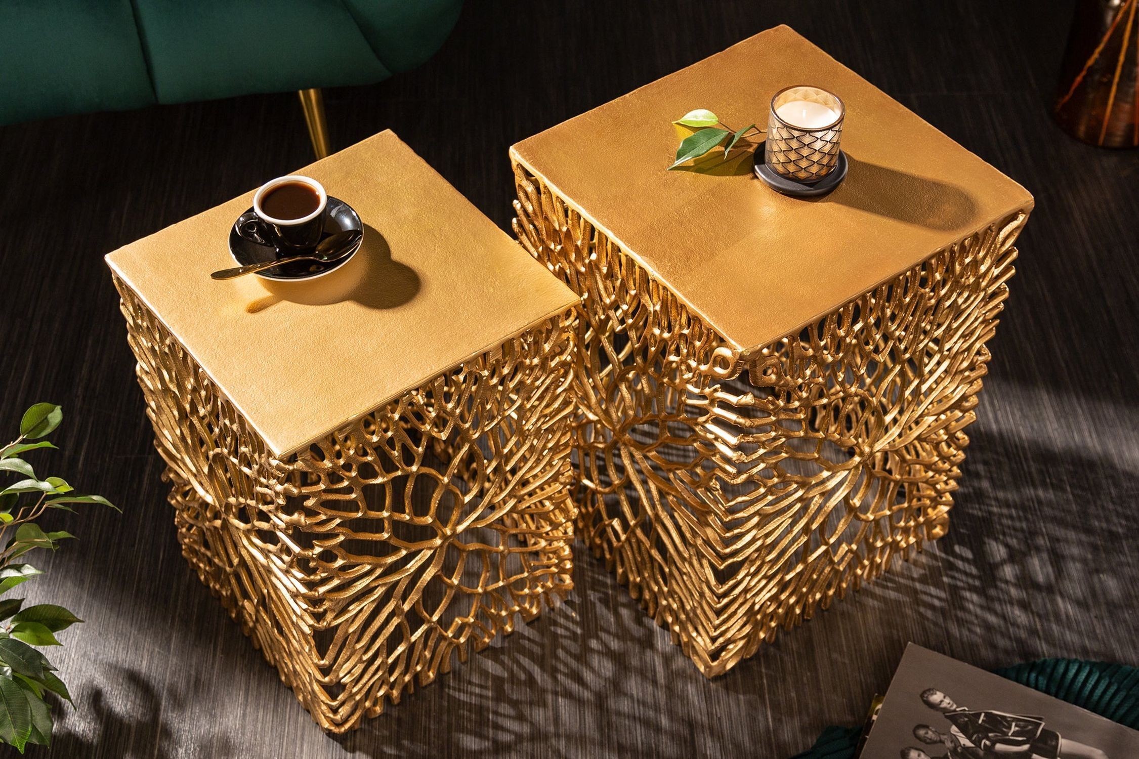 Set de 2 tables d'appoint en métal doré fait main Set de 2 tables d'appoint en métal doré fait main