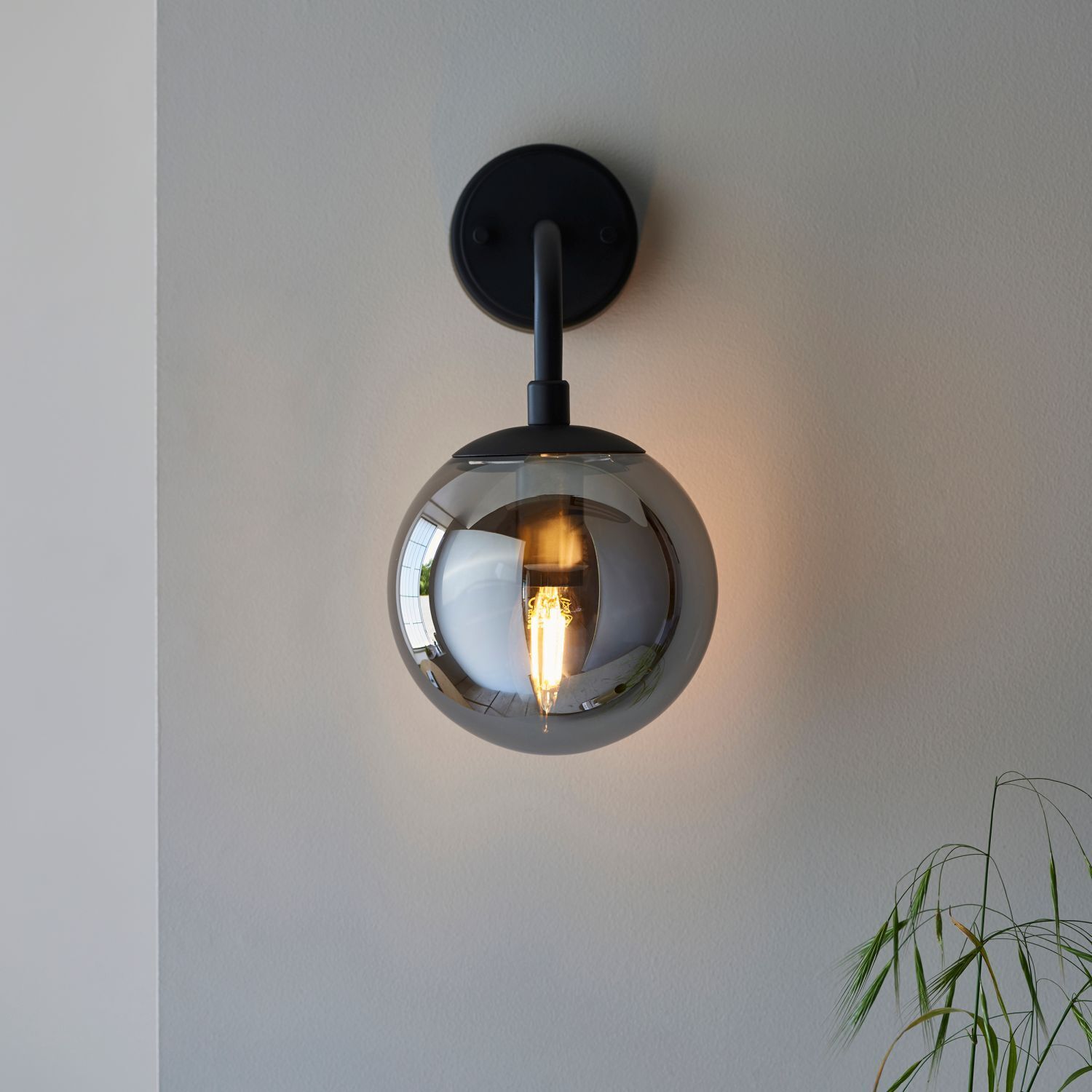 Applique avec interrupteur verre fumé métal E14 Abat-jour sphérique