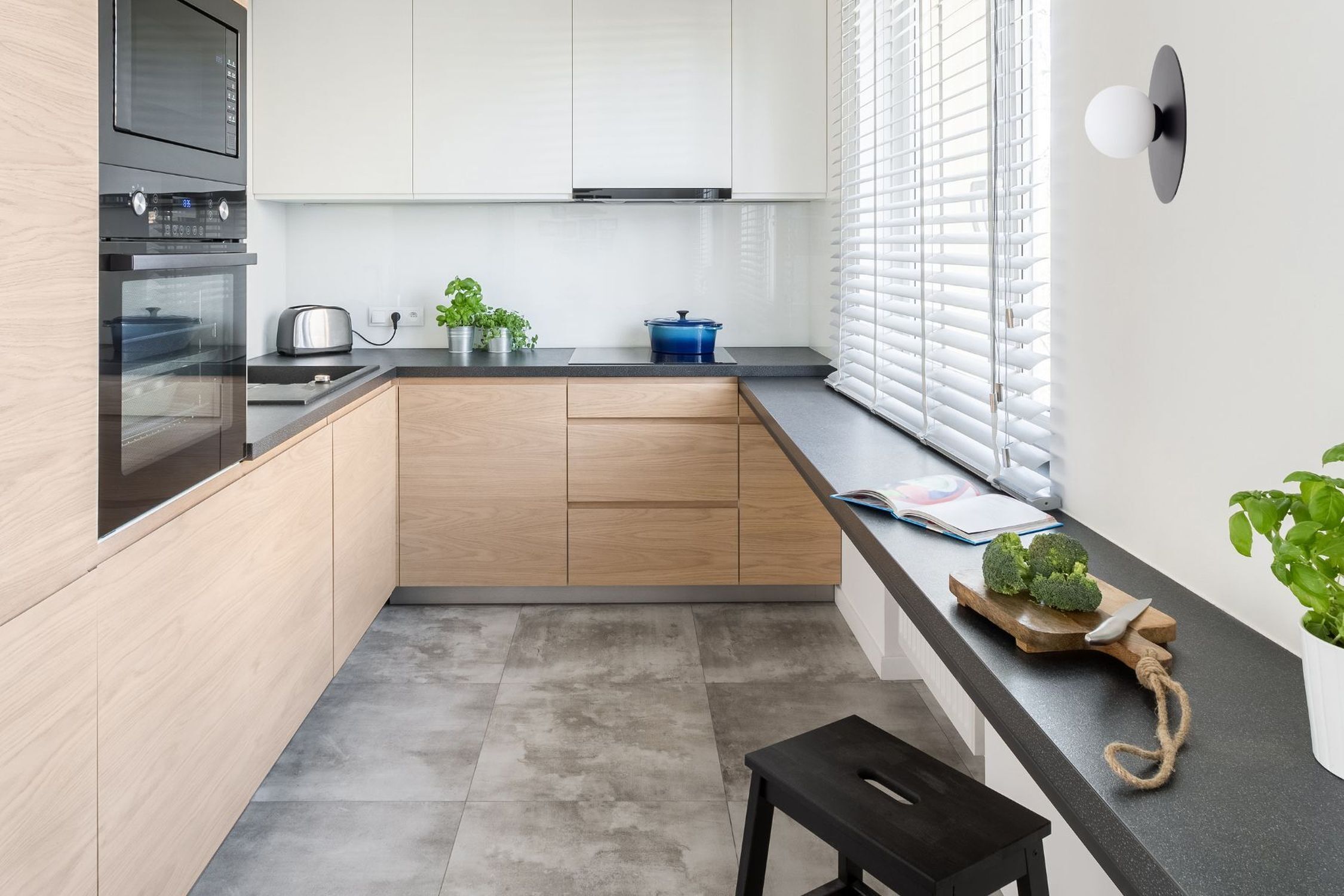 Küche, Küchen counter, Holzschränke, Induktionskochfeld, Stahlgeräte