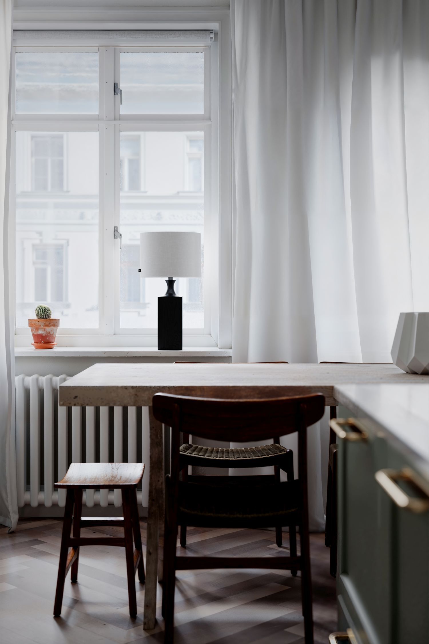 Tabelle, Lampe, Innenarchitektur, Fenster, Fensterbank