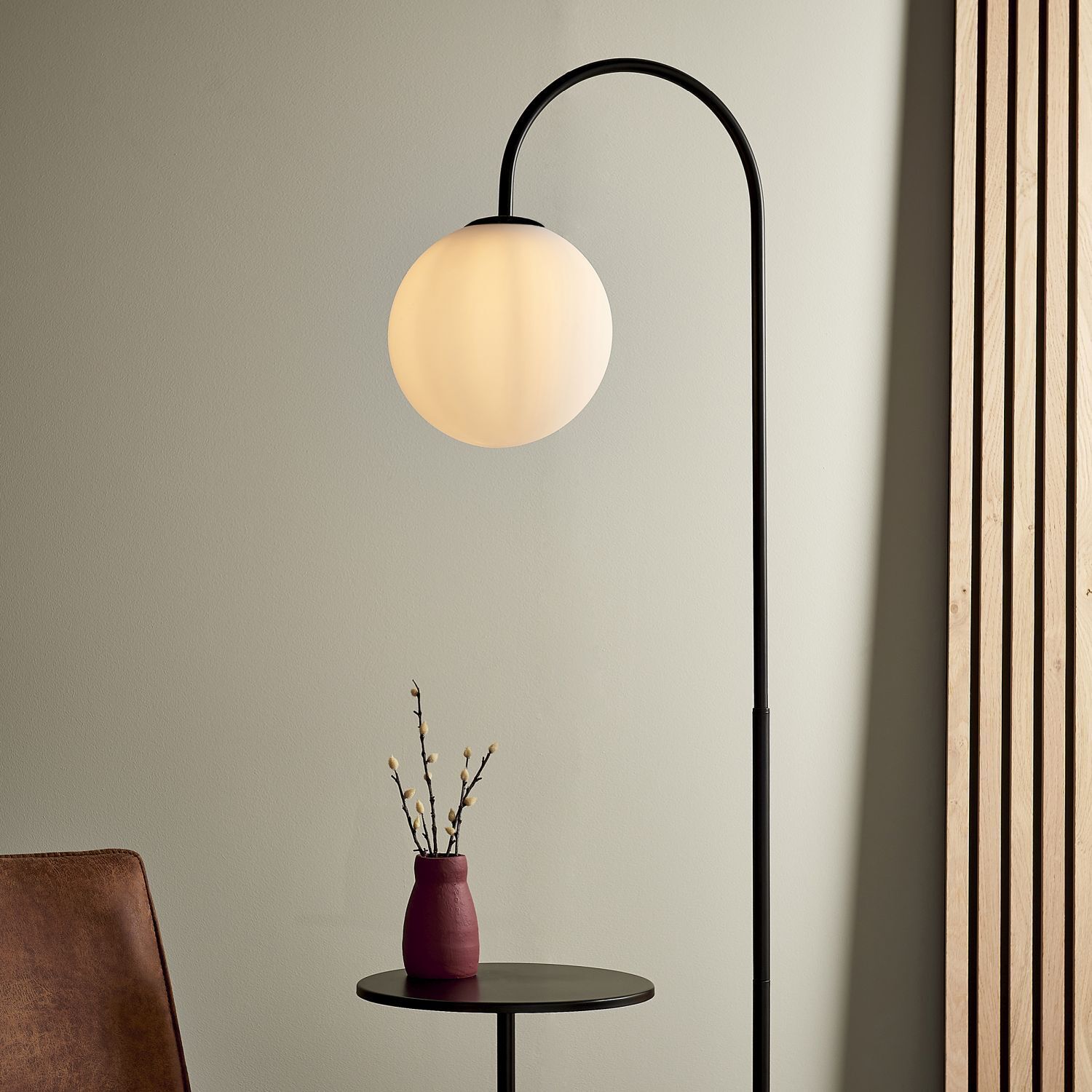Lampadaire avec tablette 175 cm de haut Métal Verre Noir Blanc E14