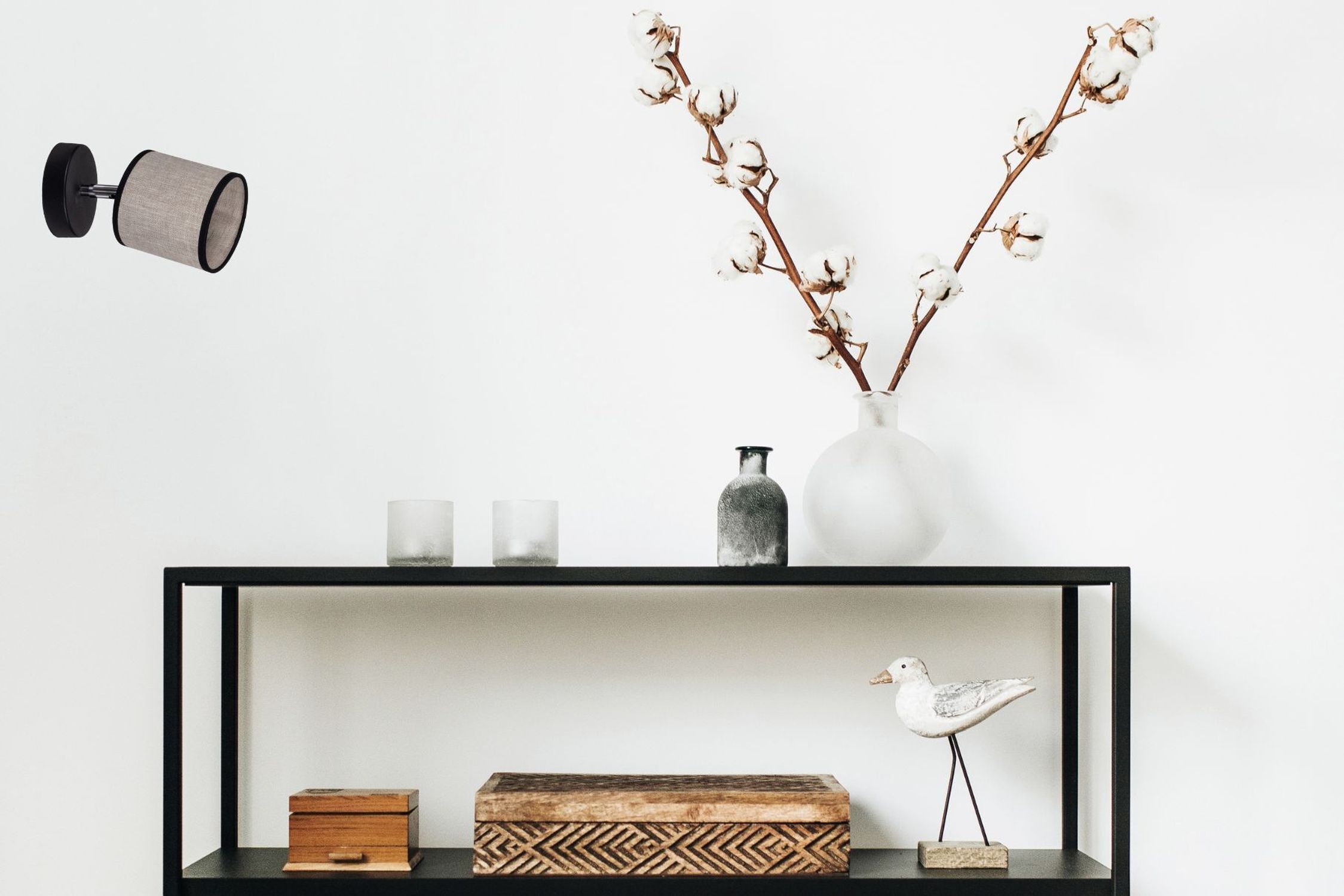 wandhalter, wandlampe, vitrine, vase, zweigdeko