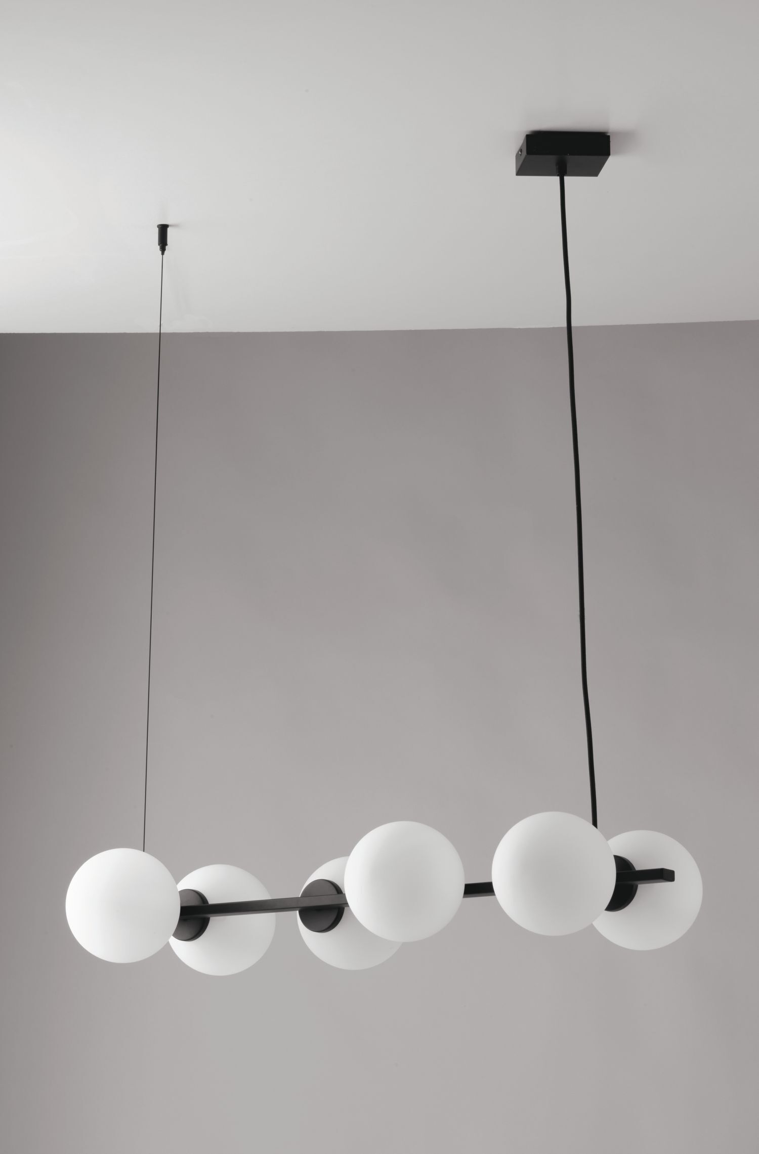 Suspension noir blanc L:80 cm E14 boules satiné