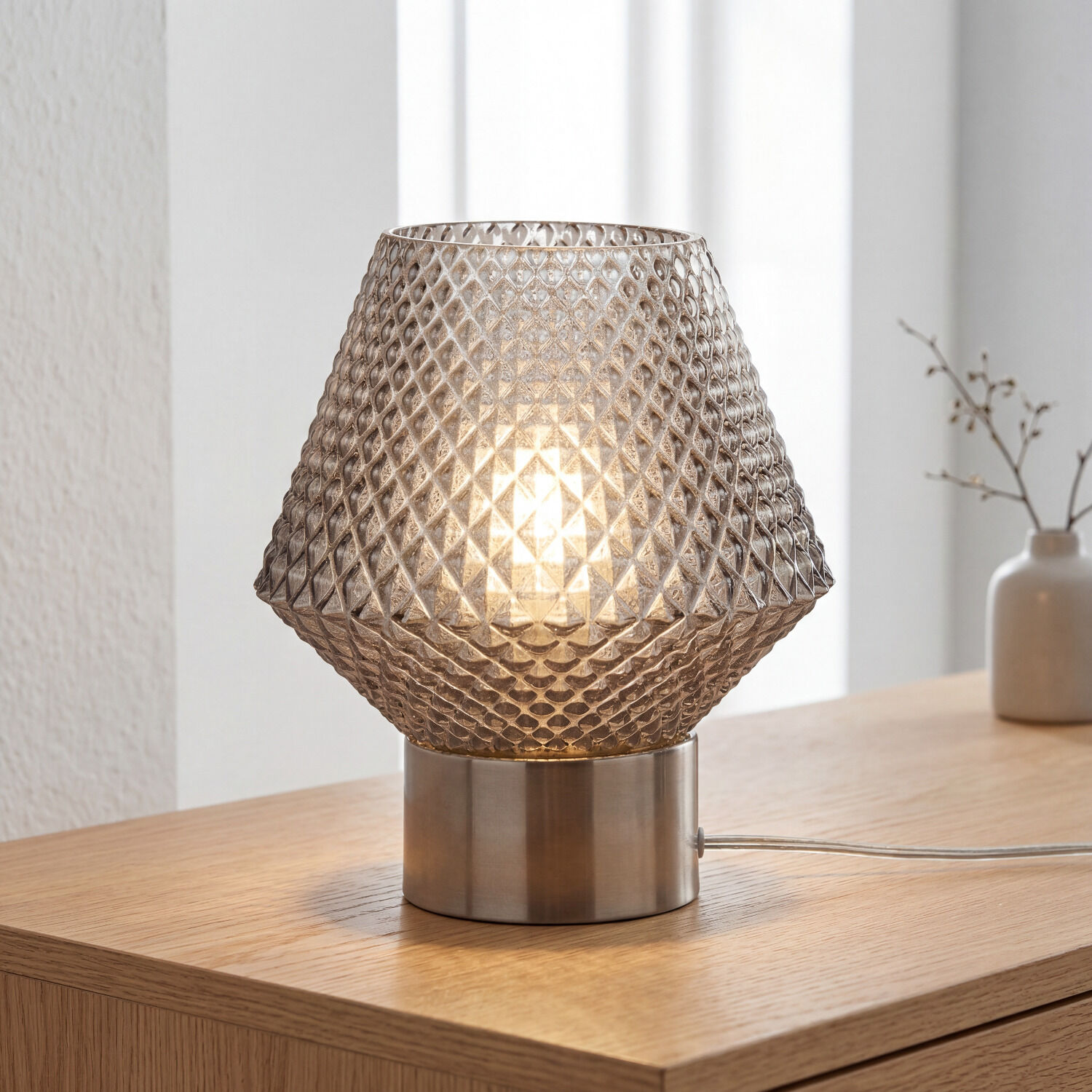 Tischlampe, Glaslampenschirm, Metallbasis, Holztisch, Beleuchtung
