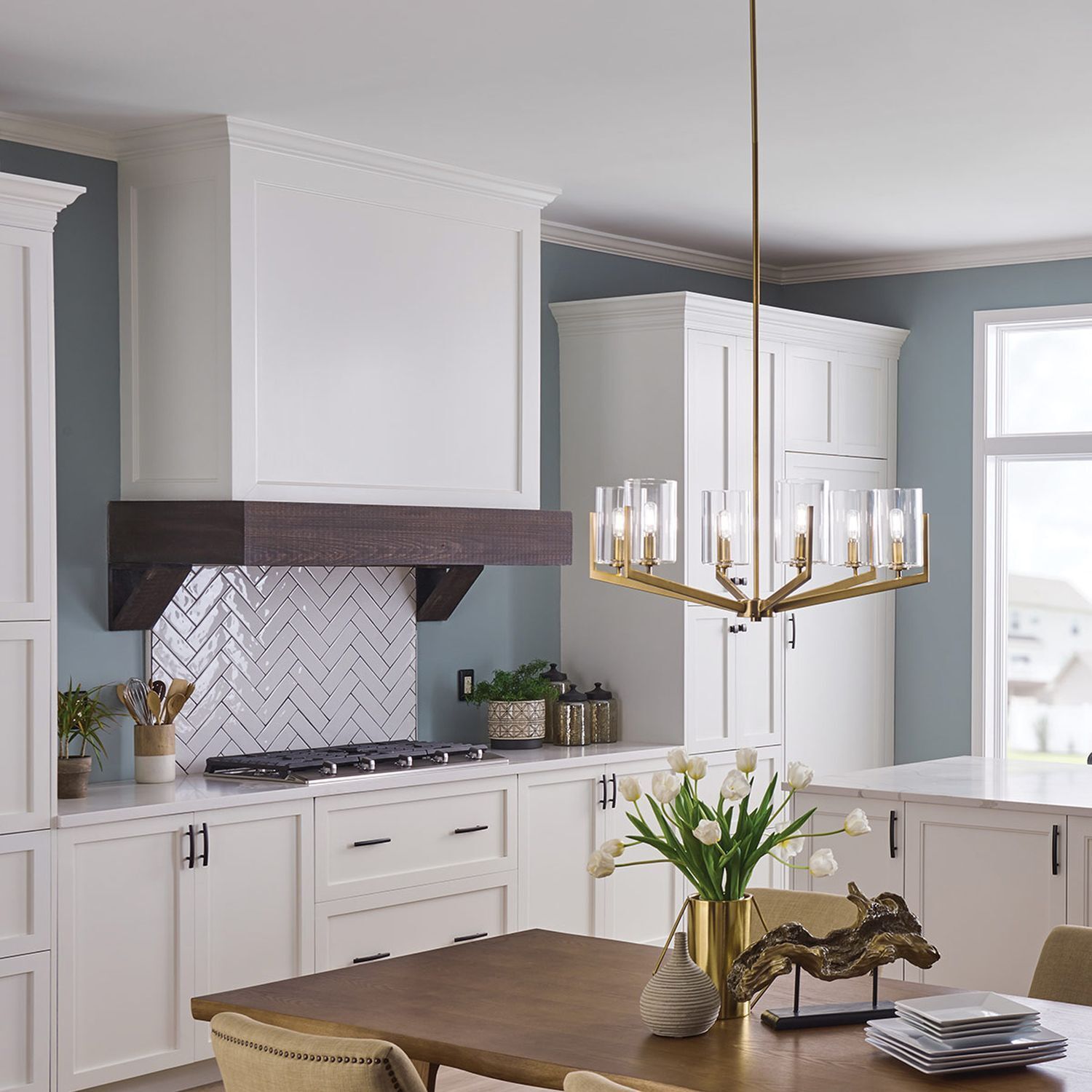 kitchen, weiße schränke, insel, gasherd, heringbogen-backplash, kronleuchter, tulpen, holz-akzent