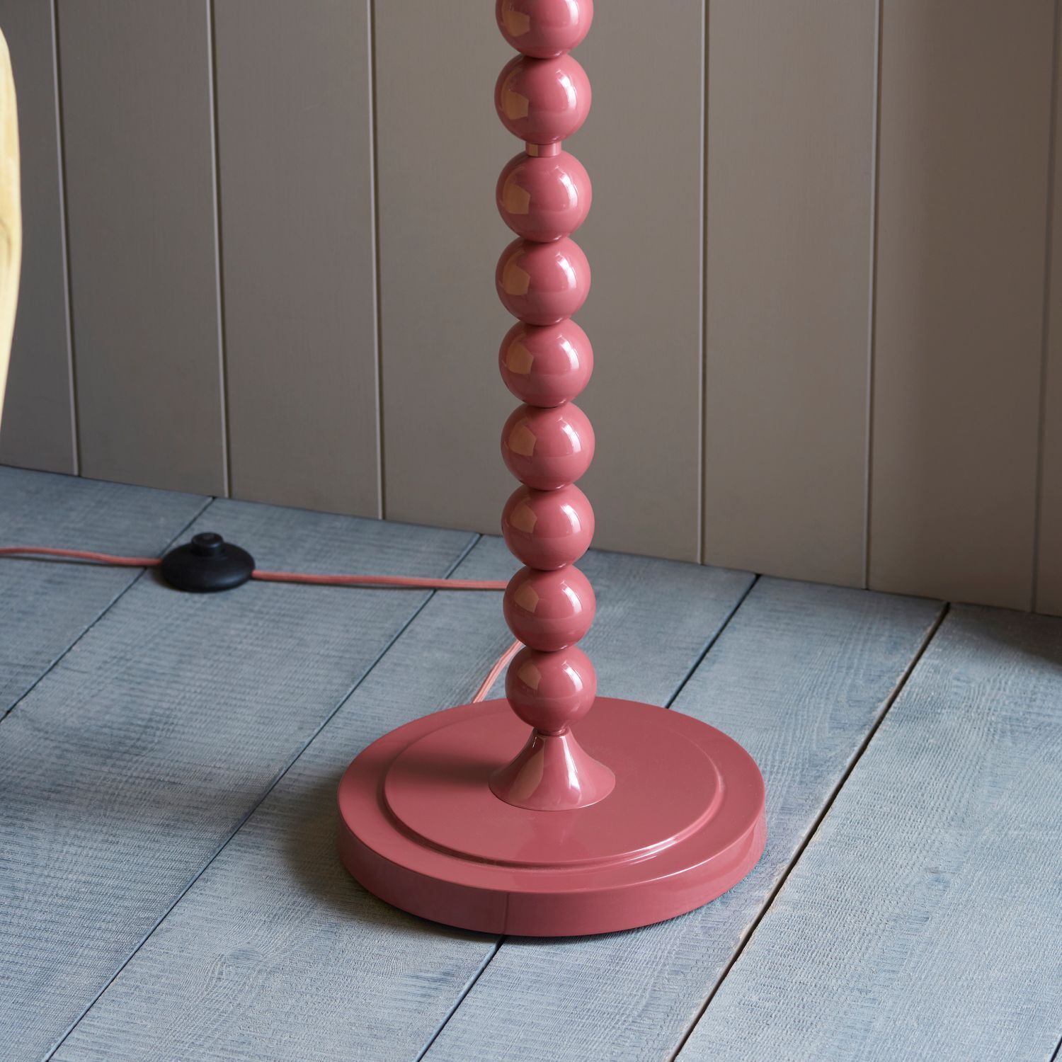 Lampadaire petit E27 154 cm rose corail à motifs tissu métal