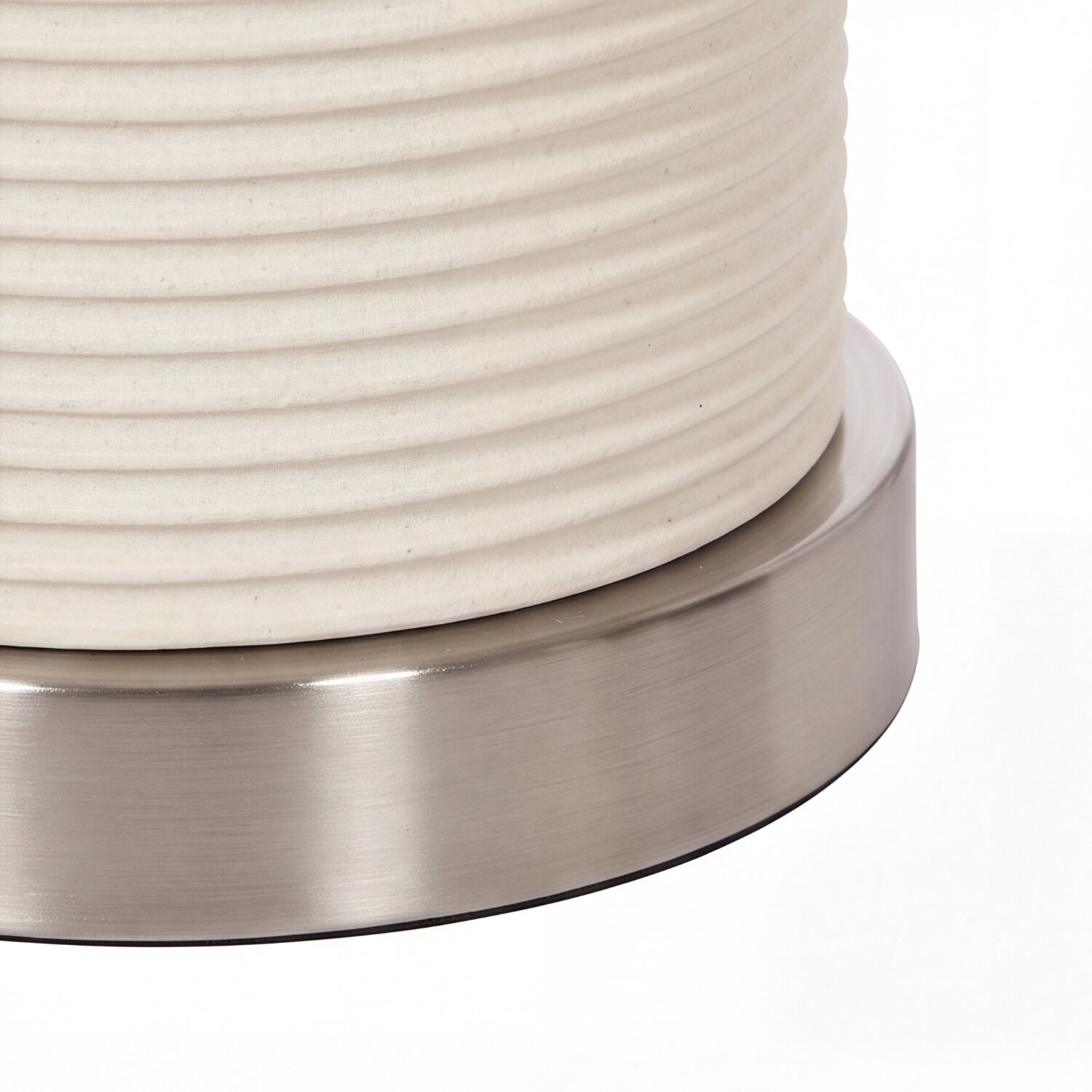 le45949-tischlampe-schlafzimmer-wohnzimmer-innen-textil-klassisch-e27-ip20-dimmbar-weiss-05 Lampensockel, Metall, Edelstahl, Rillenstruktur, Beige