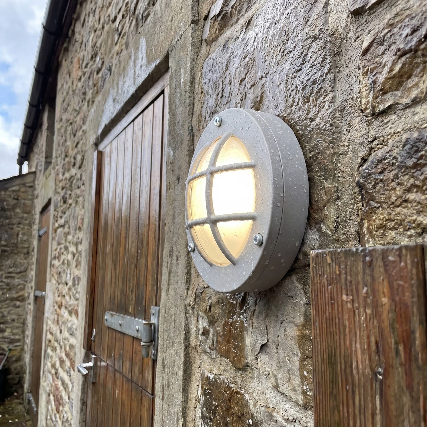 Außenleuchte, Wandlampe, Metallgehäuse, Gitterlampe, Beleuchtung