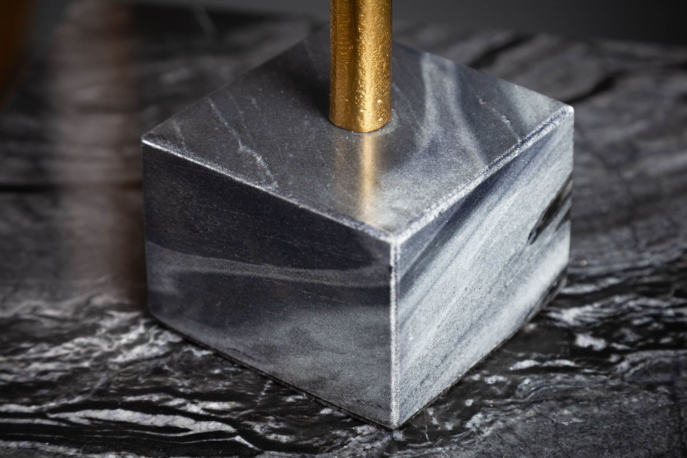 Statue décorative Tête de mort en or noir H : 35 cm Métal Marbre Statue décorative Tête de mort en or noir H : 35 cm Métal Marbre