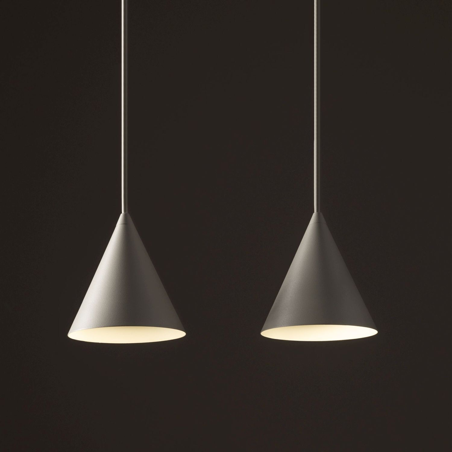 Bewegliche Pendelleuchte Metall Seidengrau GU10 160 cm Pendelleuchte, Conische Schirme, Hängelampe, Dunkle Wand, Einfache Form