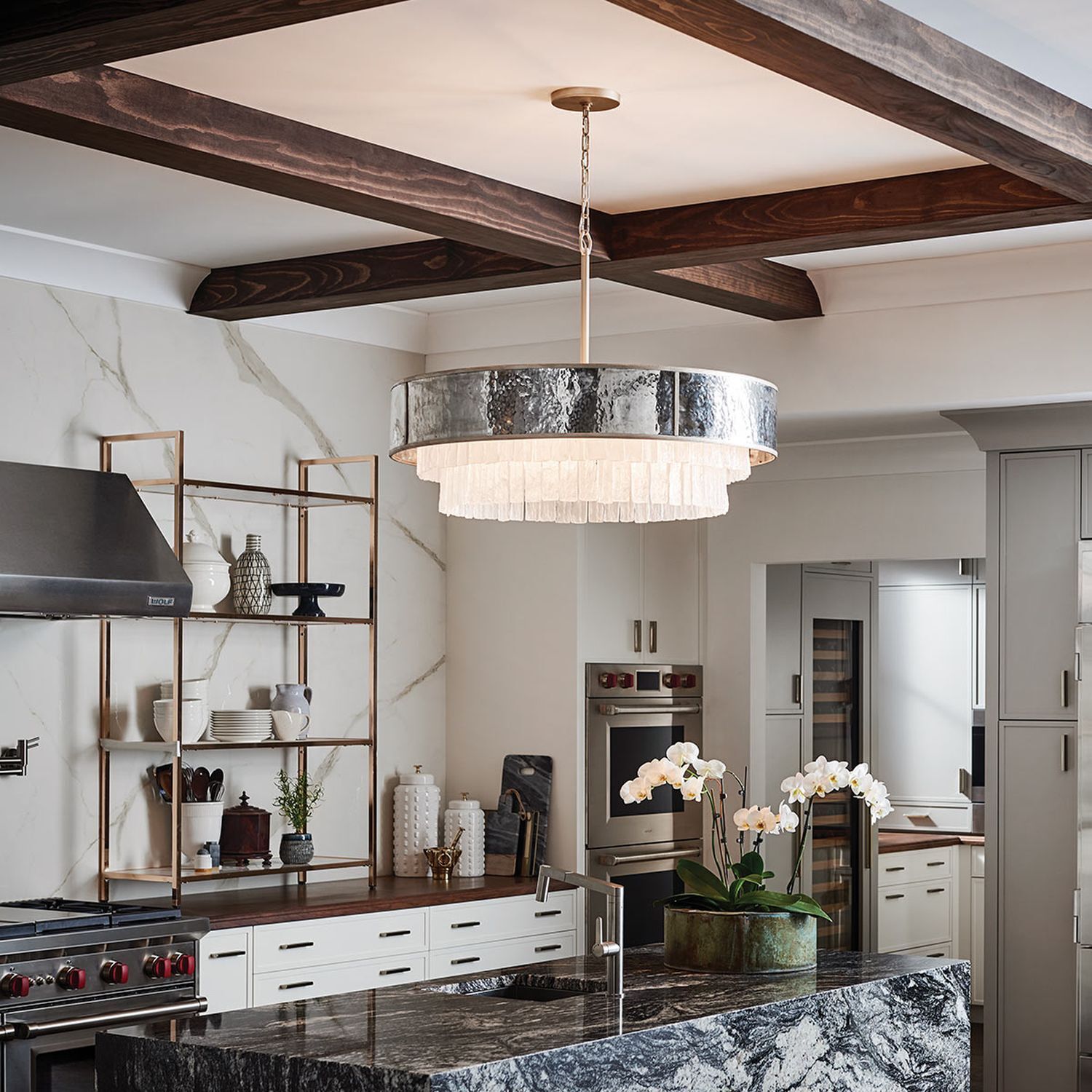 Küche, Hängelampe, Insel, Marmor, offene Regale