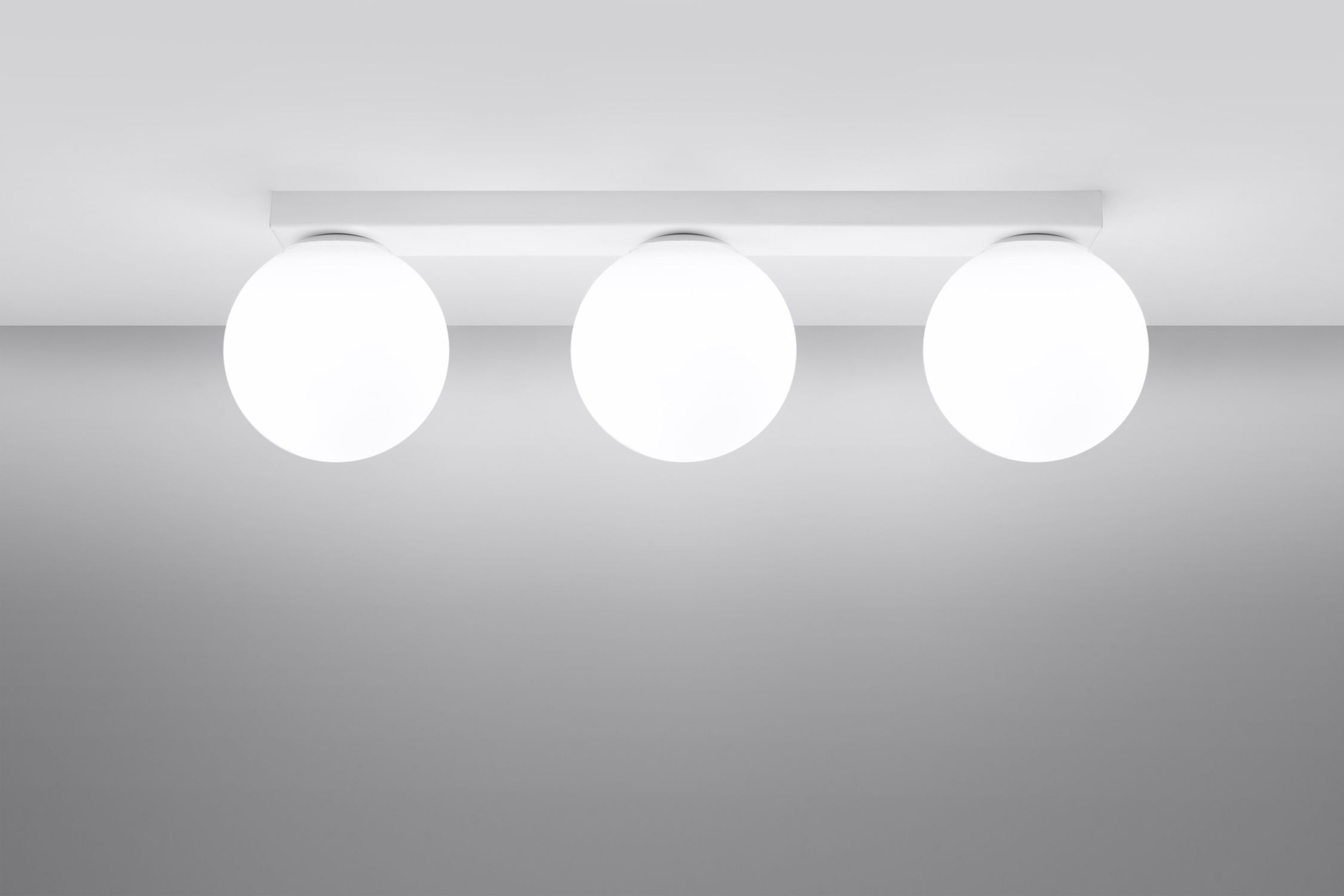 Plafonnier blanc 50 cm de long verre métal 3 flammes G9