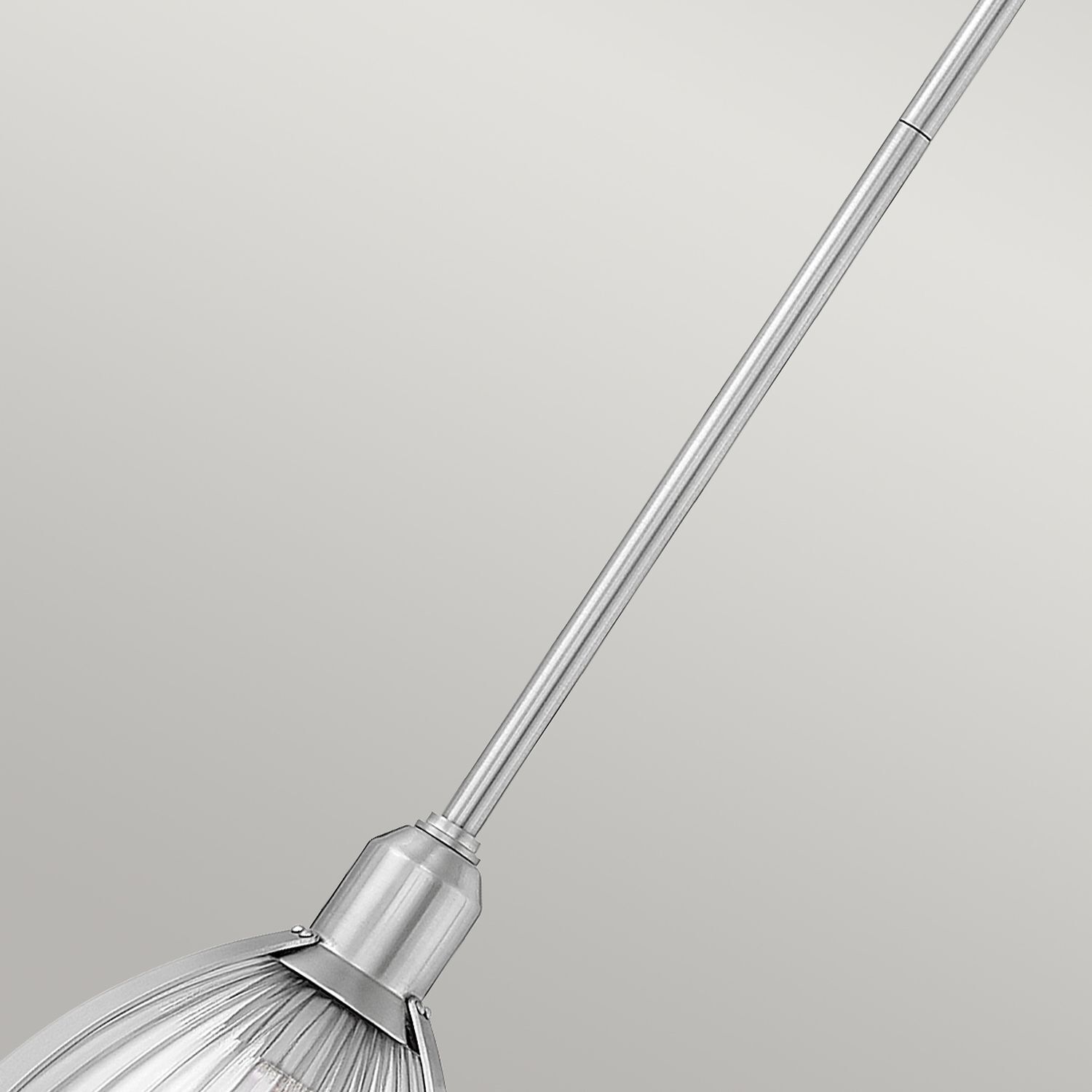 Suspension en verre cannelé D : 24,8 cm H : max. 107,6 cm
