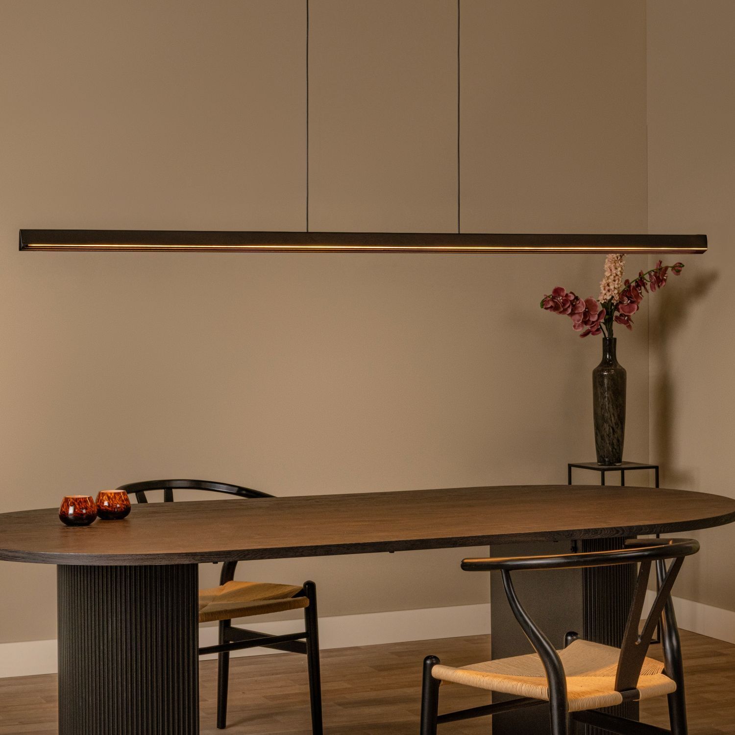 LED Hängelampe Holz Schwarz 2200 K L:180 cm edel ovaler Esstisch, Holztisch, Vase mit Blumen, Esstischgruppe, Blumen vase