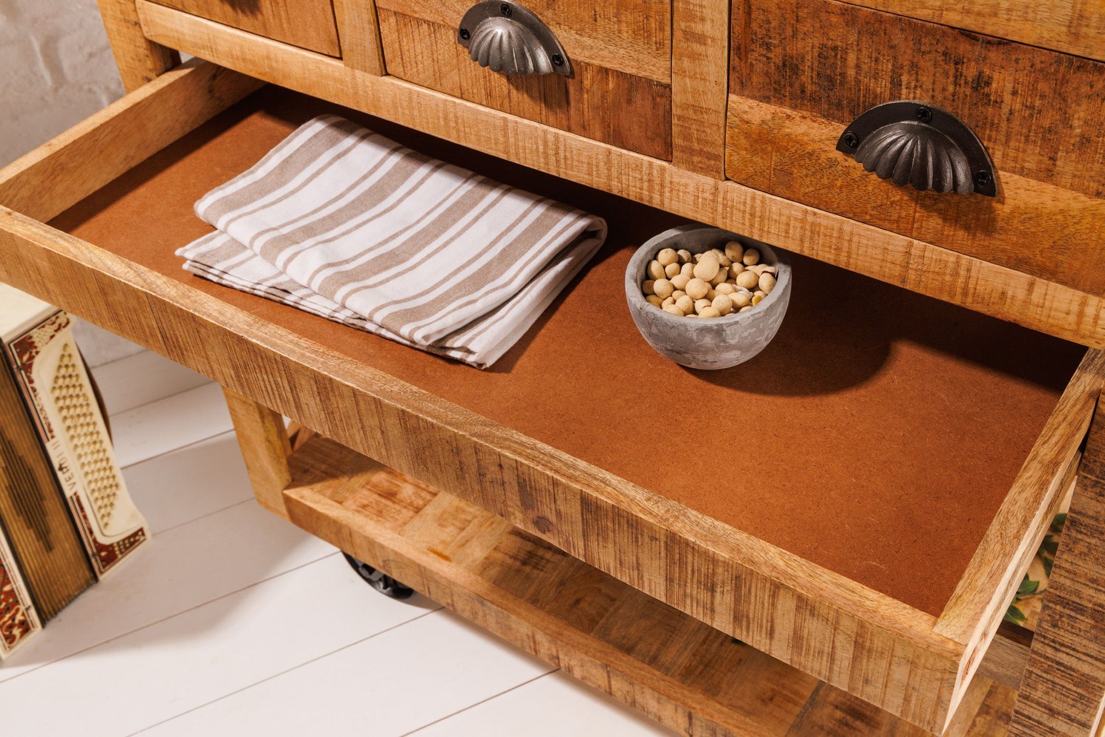 Armoire-bar à roulettes en manguier massif L : 86 cm Industrial