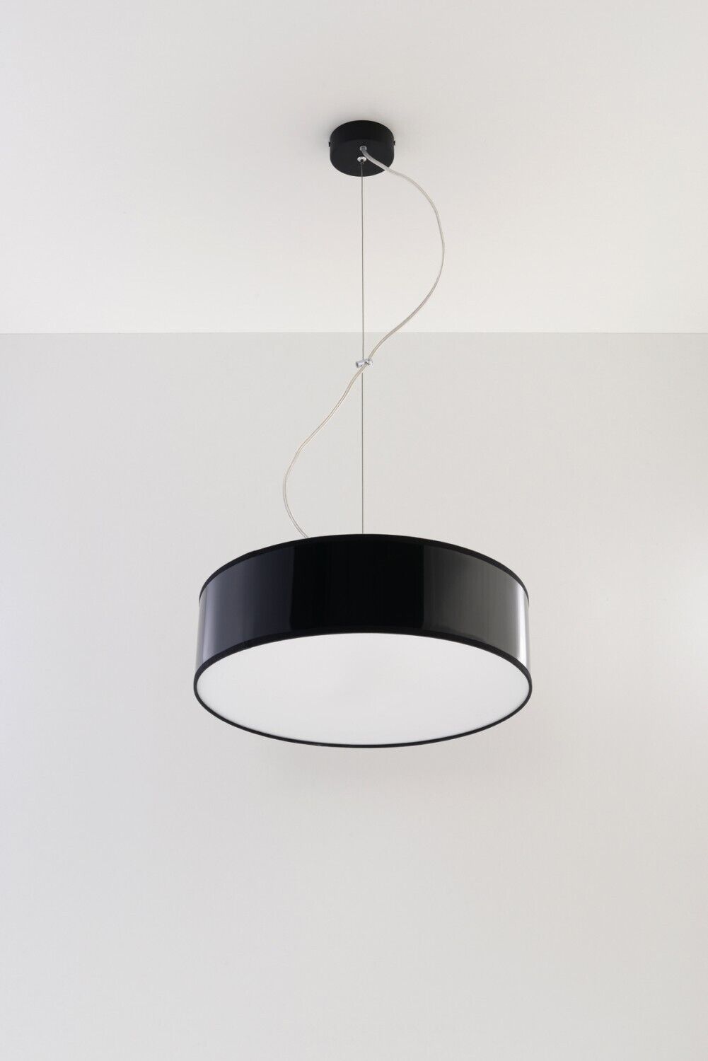 Suspension ronde moderne en noir
