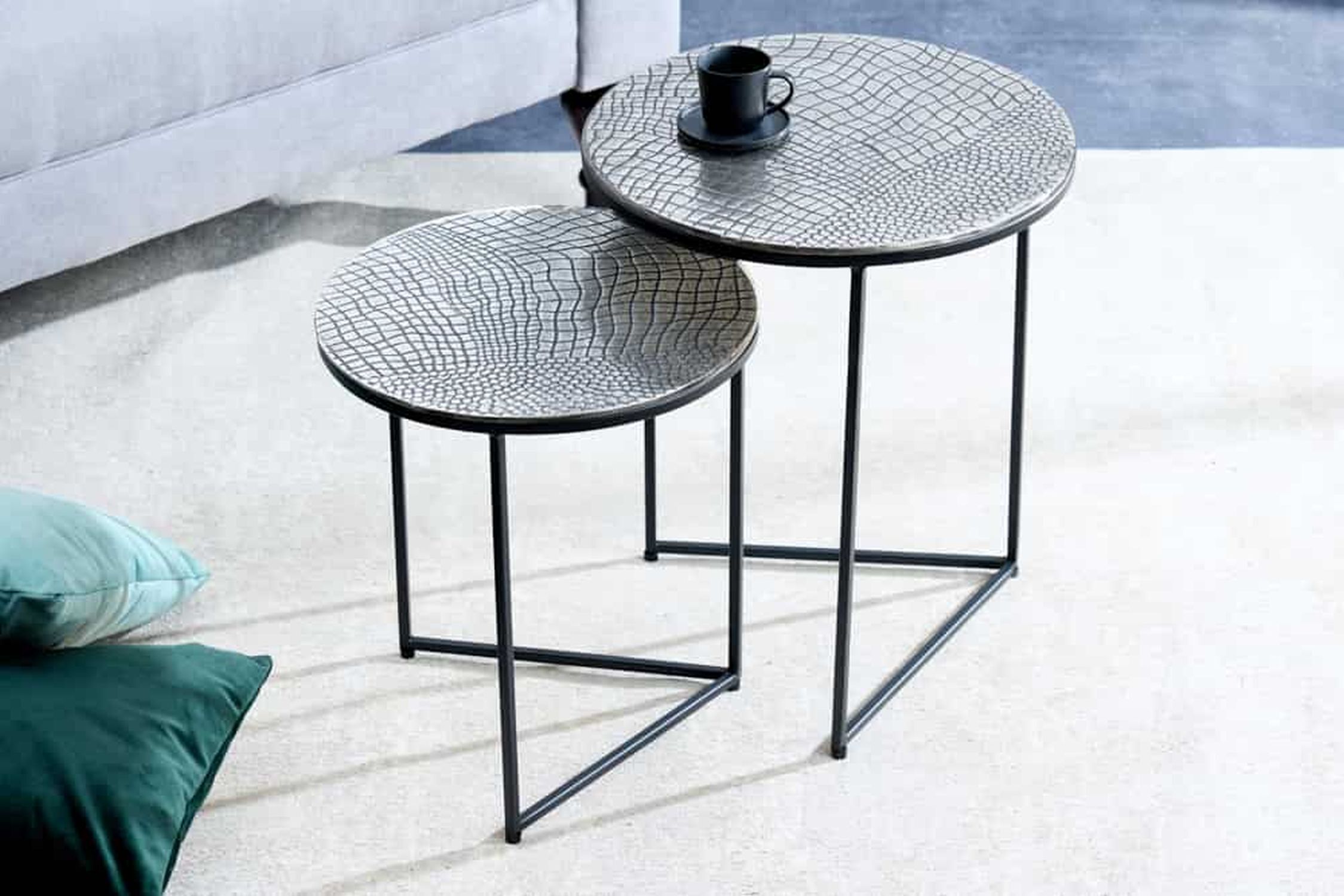 Set de 2 tables d'appoint en métal argenté antique martelé Moebel, Tabelle, Kaffeetisch, Tischplatte