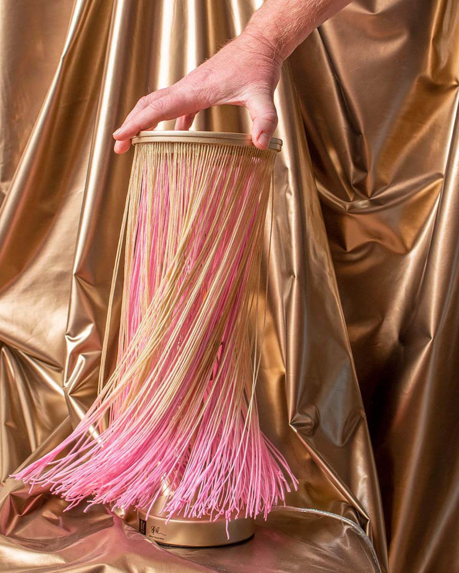 Lampenschirm, Pinkfarbener Rand, Goldener Stoff, Runder Sockel, Handlampe